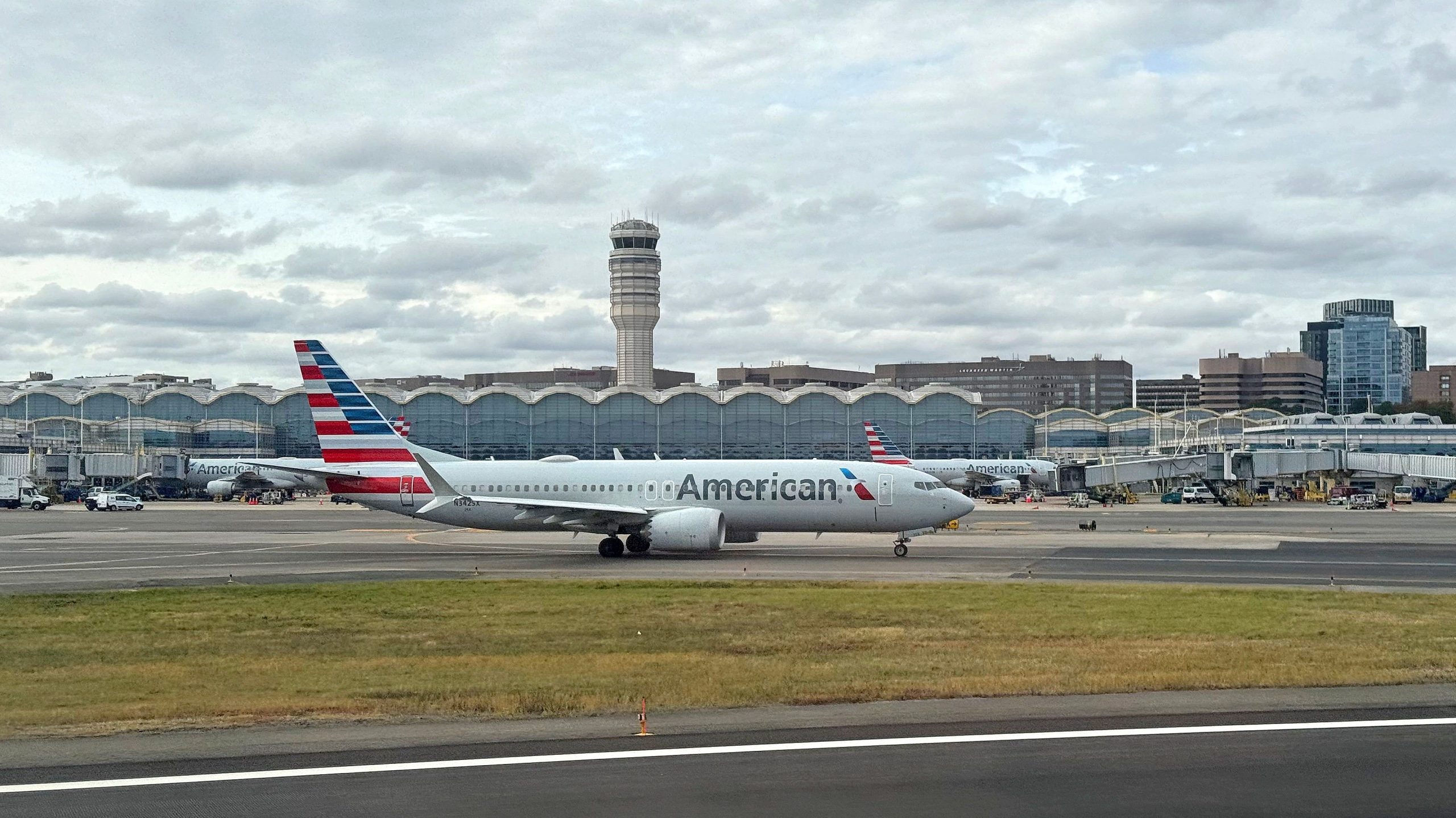 FAA OUSTS 3レーガン国立空港ATCマネージャーは暴力的な戦いに続きます