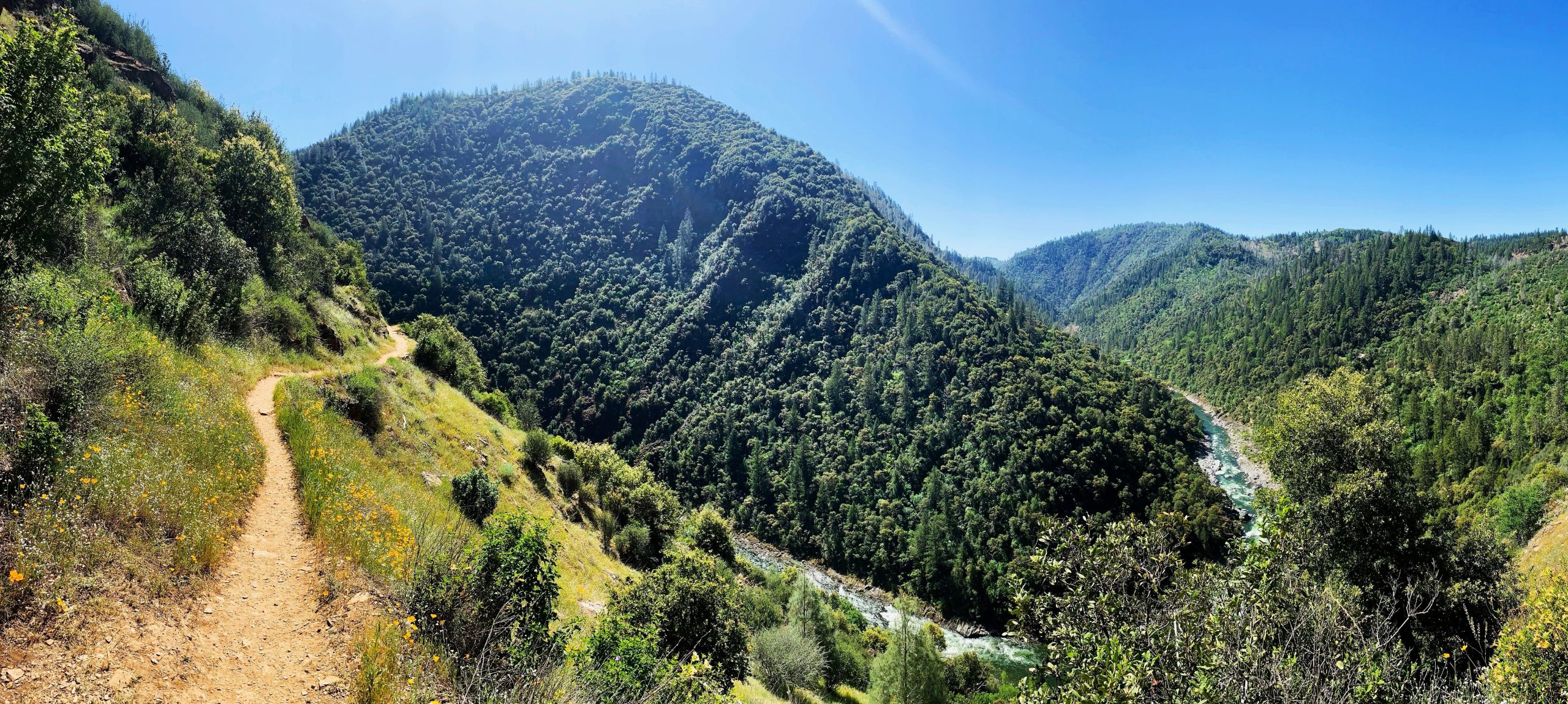 この過小評価されているカリフォルニアトレイルはグランドキャニオンの雰囲気を与えますが、国立公園にはありません