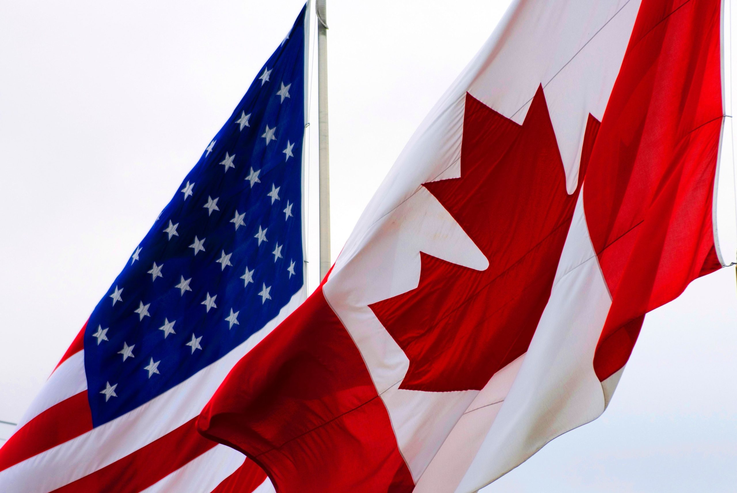 米国政府とカナダ政府の両方が、この国への「旅行を再考する」ための警告を更新したばかりです