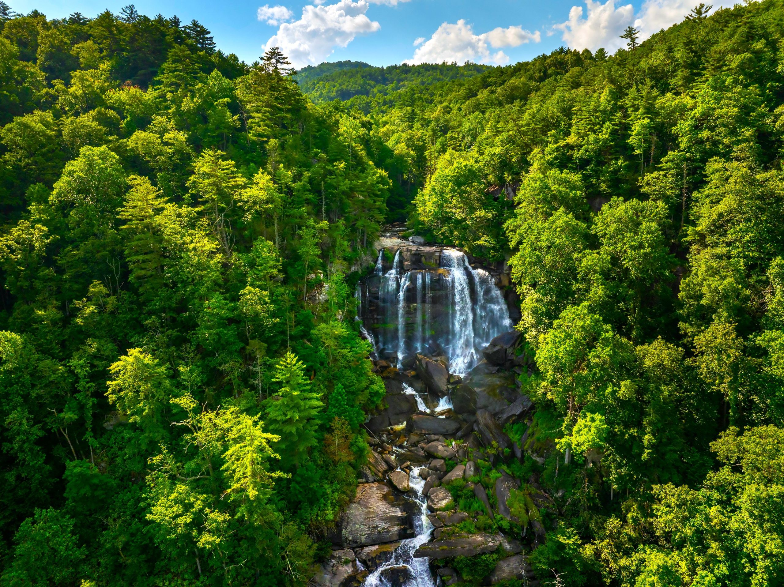 「東のヨセミテ」は、過小評価されているが風光明媚なノースカロライナの目的地です