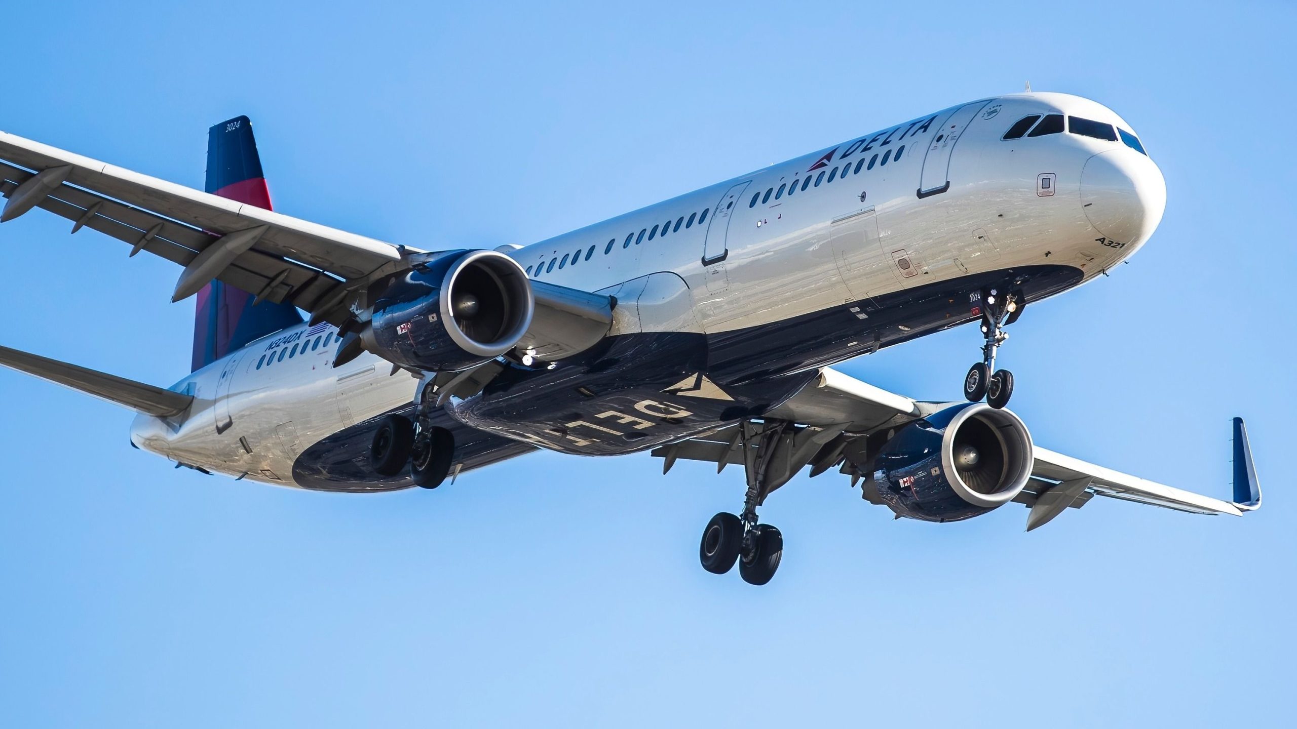 飛行機のスポッターは、LAXでのデルタ航空ラインとスポーツチャーターフライトの間の緊密なコールをキャッチします