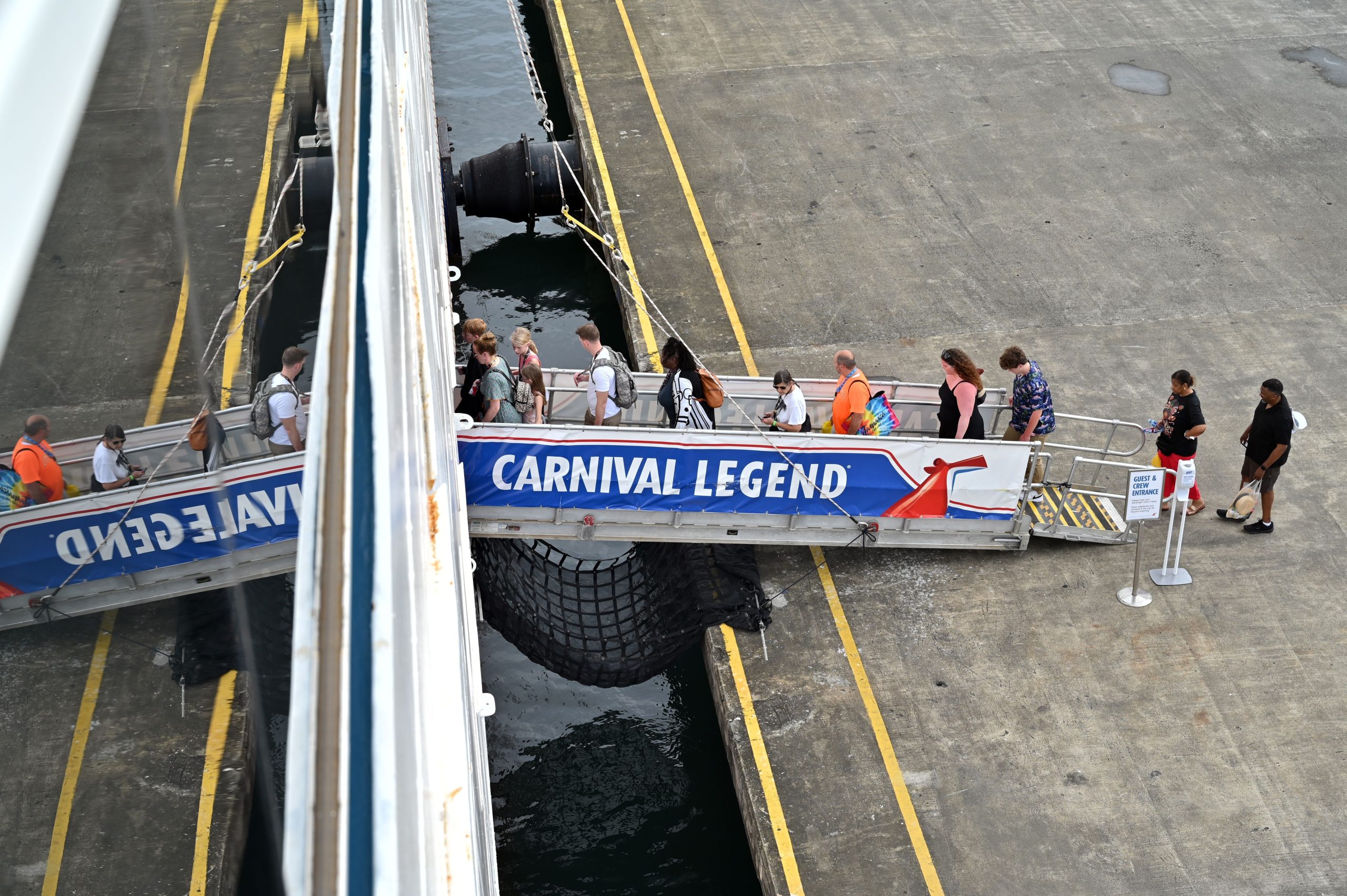 カーニバルクルーズラインの乗客は、特定の状況でラインカットは大丈夫だと言います