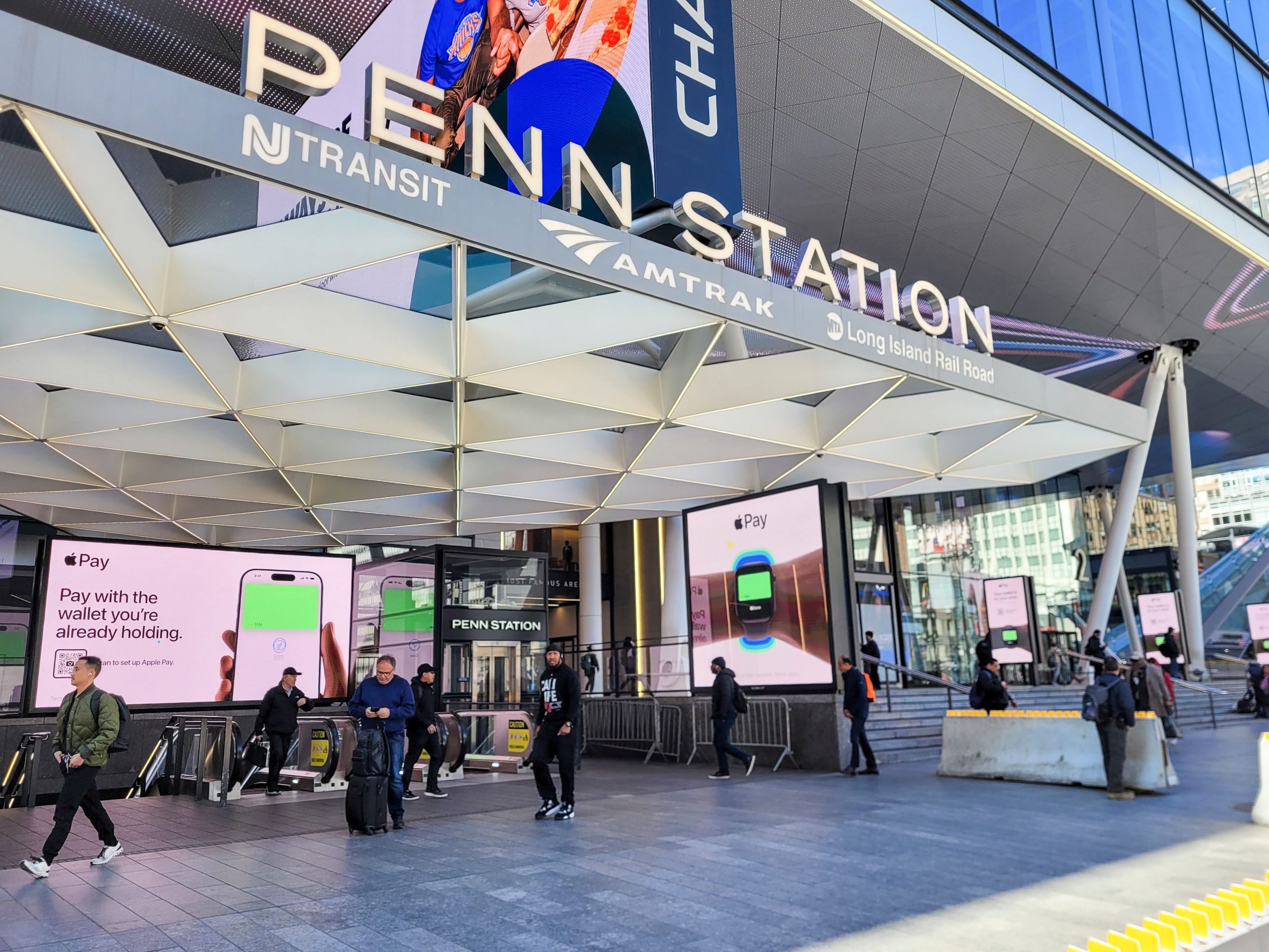 アムトラックは、ニューヨーク市のペンステーションプロジェクトをめぐって米国運輸省から大きな承認を得ています