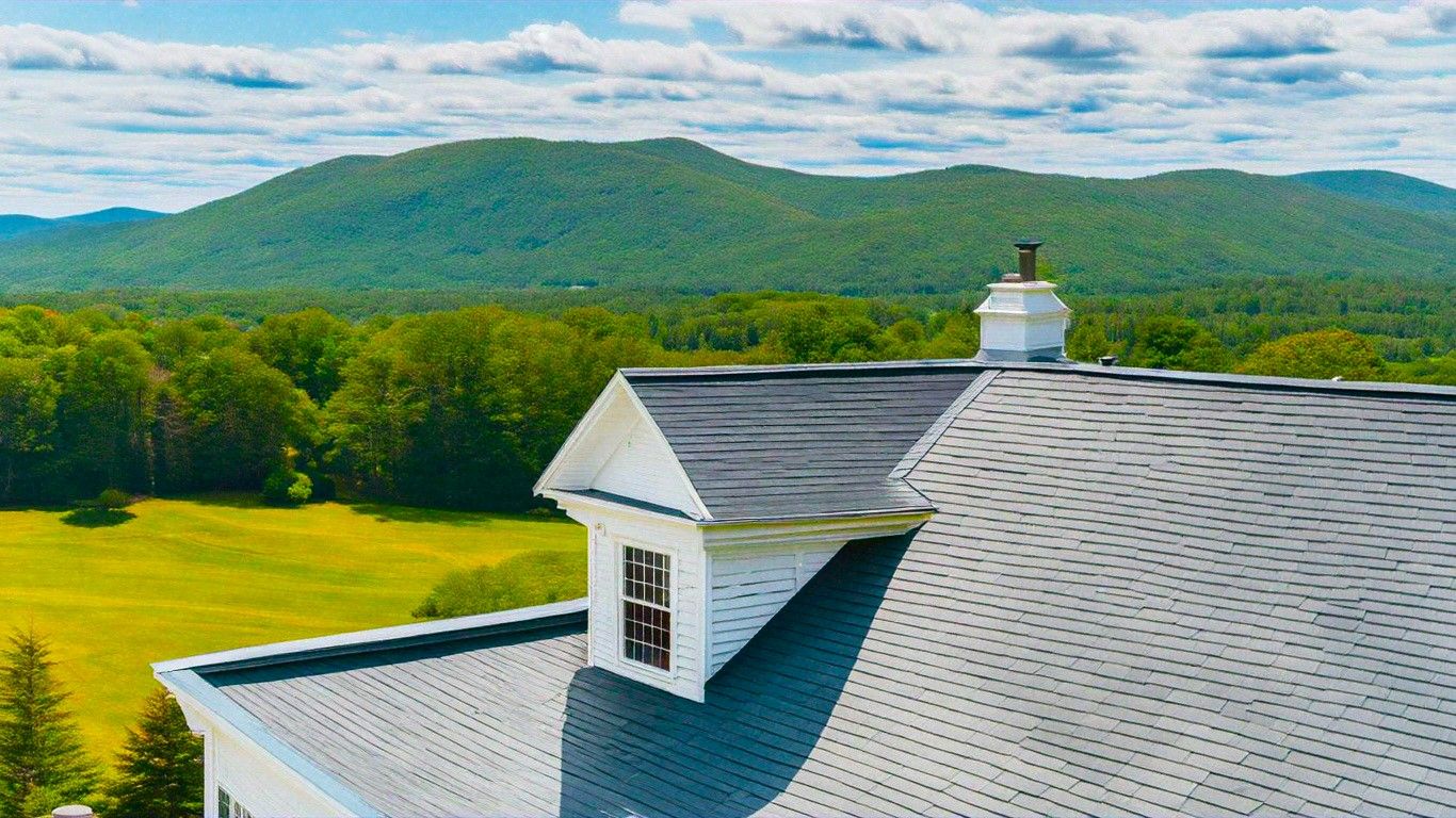 合理的な価格にもかかわらず、この美しい100エーカーのニューイングランドの家を誰も買いたくない理由