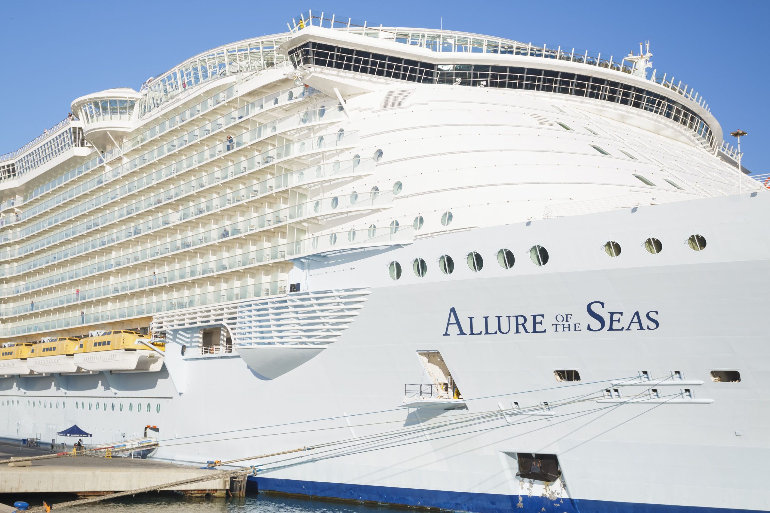 ロイヤルカリビアンの乗組員は、スペインへの途中のストアウェイを捕獲します