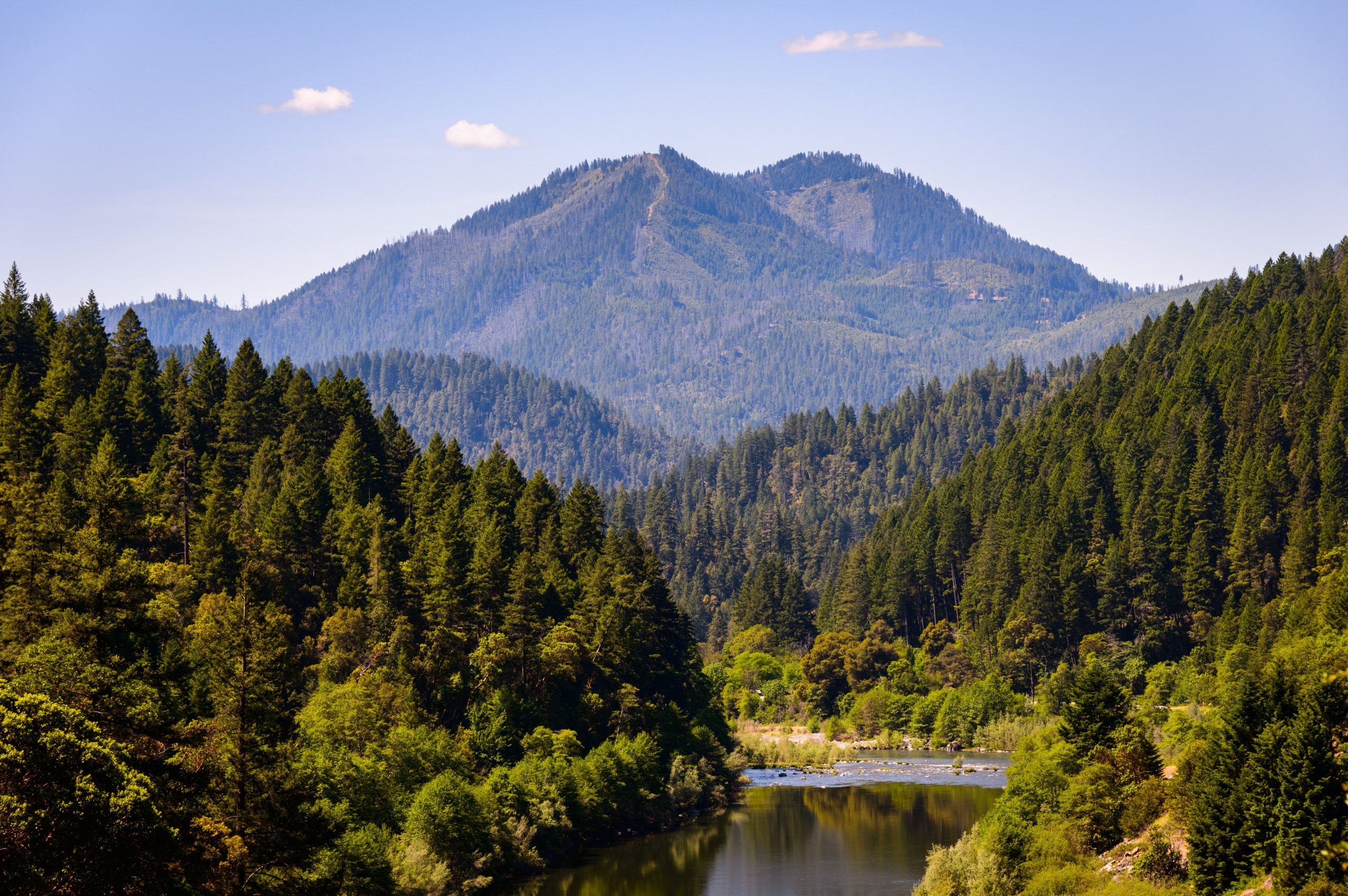 この遠隔の高速道路は、山、湖、ビッグフットの壮大な景色を眺めることができます
