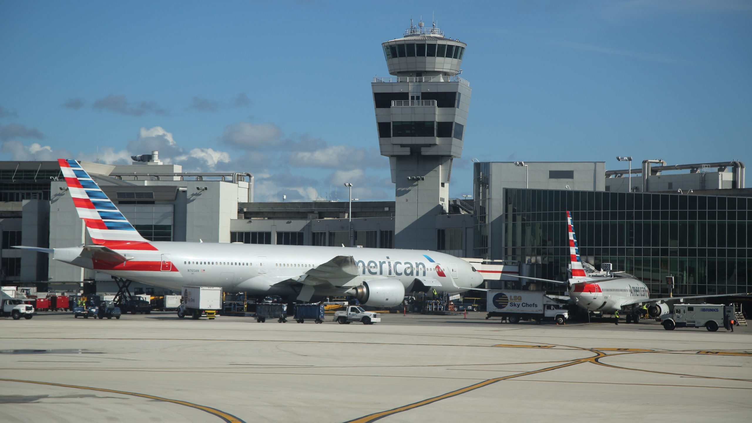 マイアミでTSA役員を攻撃したために逮捕された男性は1日前に飛行迂回を引き起こしました