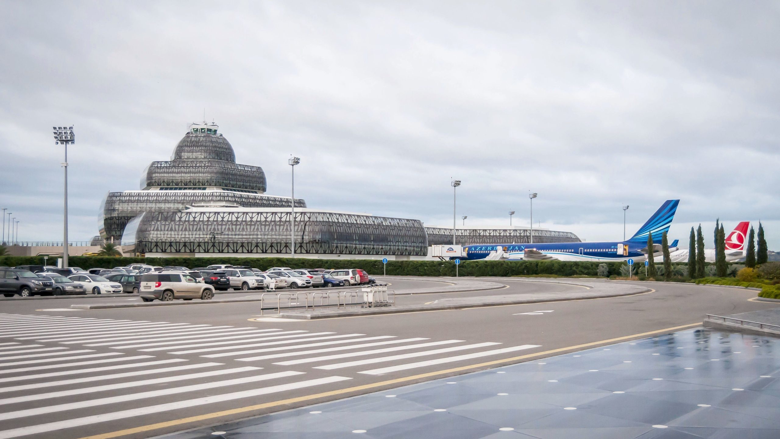 アゼルバイジャン航空は、バクー空港のターミナル2にフライトJ28243メモリアルスタンドを設置します