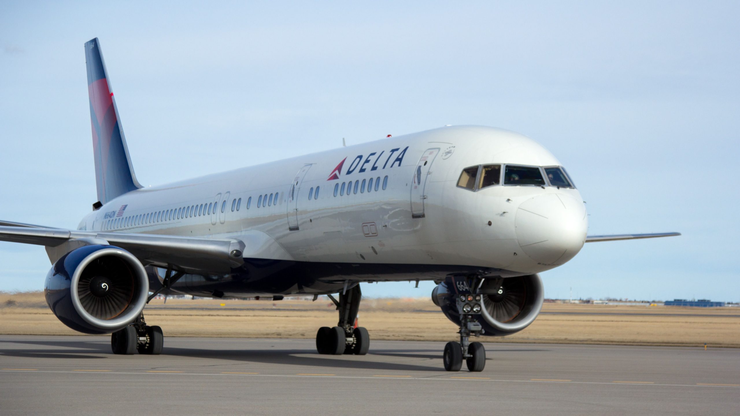 アトランタバウンドデルタボーイング757は、安全でない鼻具の兆候の中でアプローチ