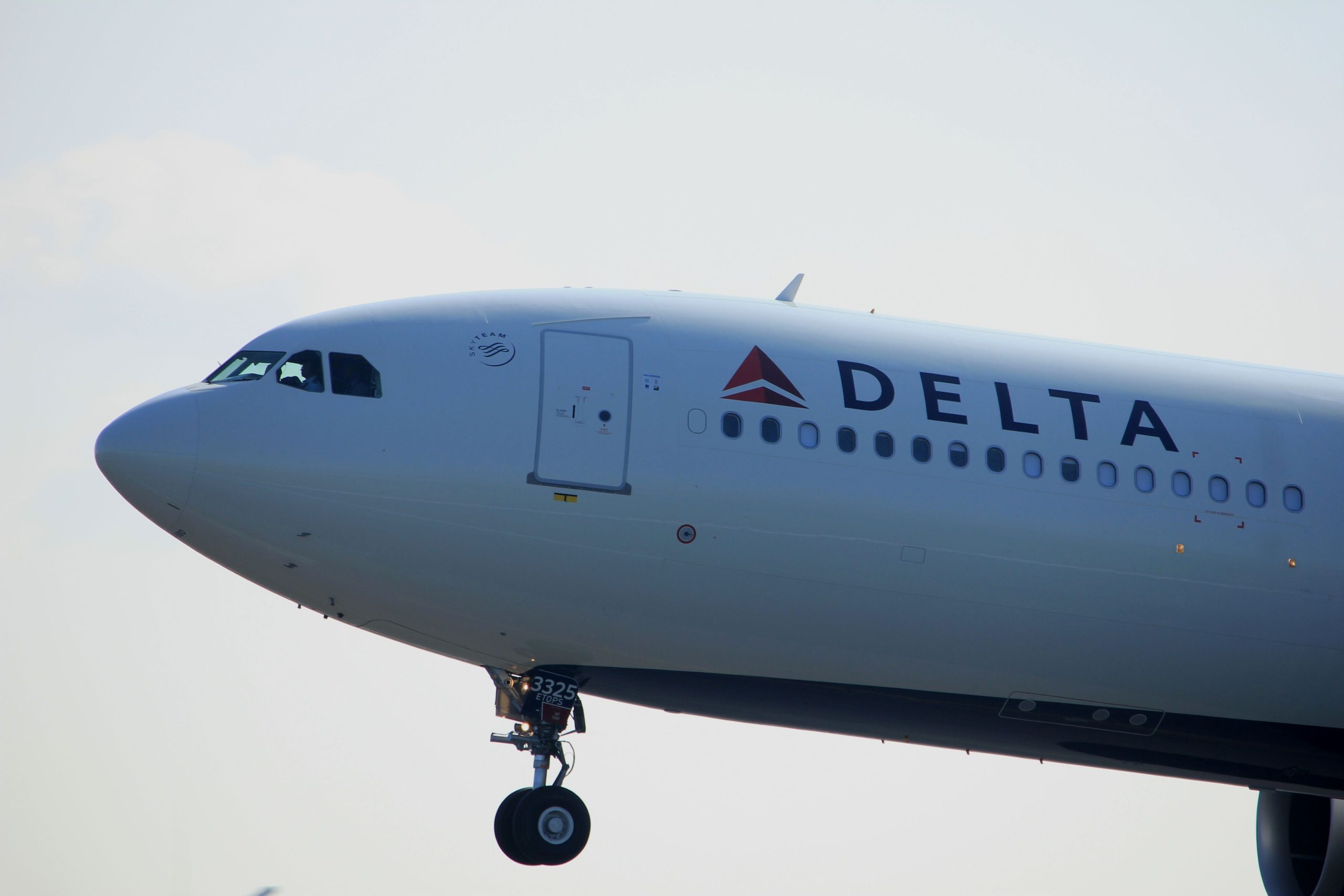 この米国航空会社は、ニューヨークJFKとロサンゼルスの間のフライトを支配しています