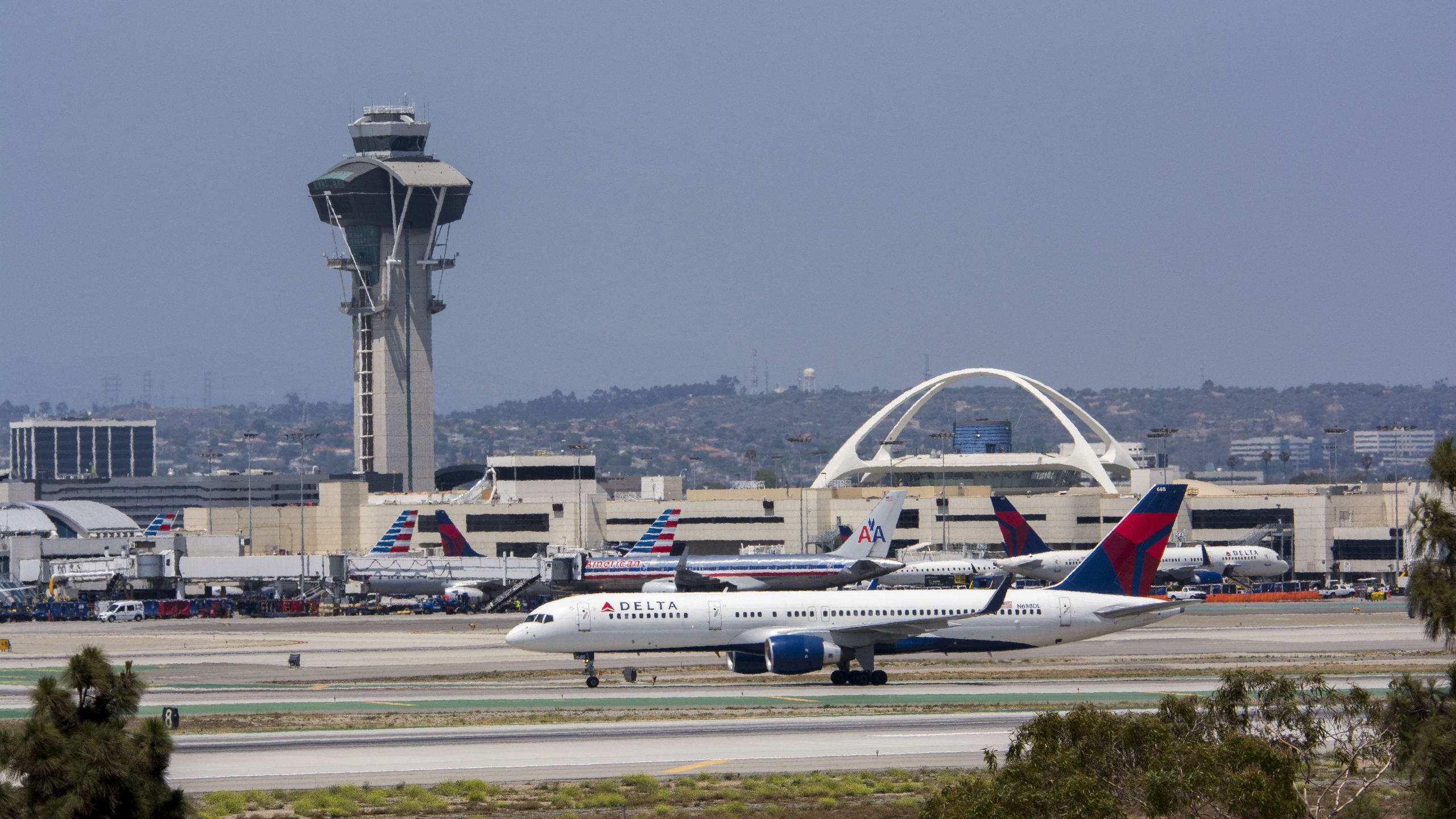 乗客がエプロンに走った後、ロサンゼルス国際セキュリティがスクランブルしました