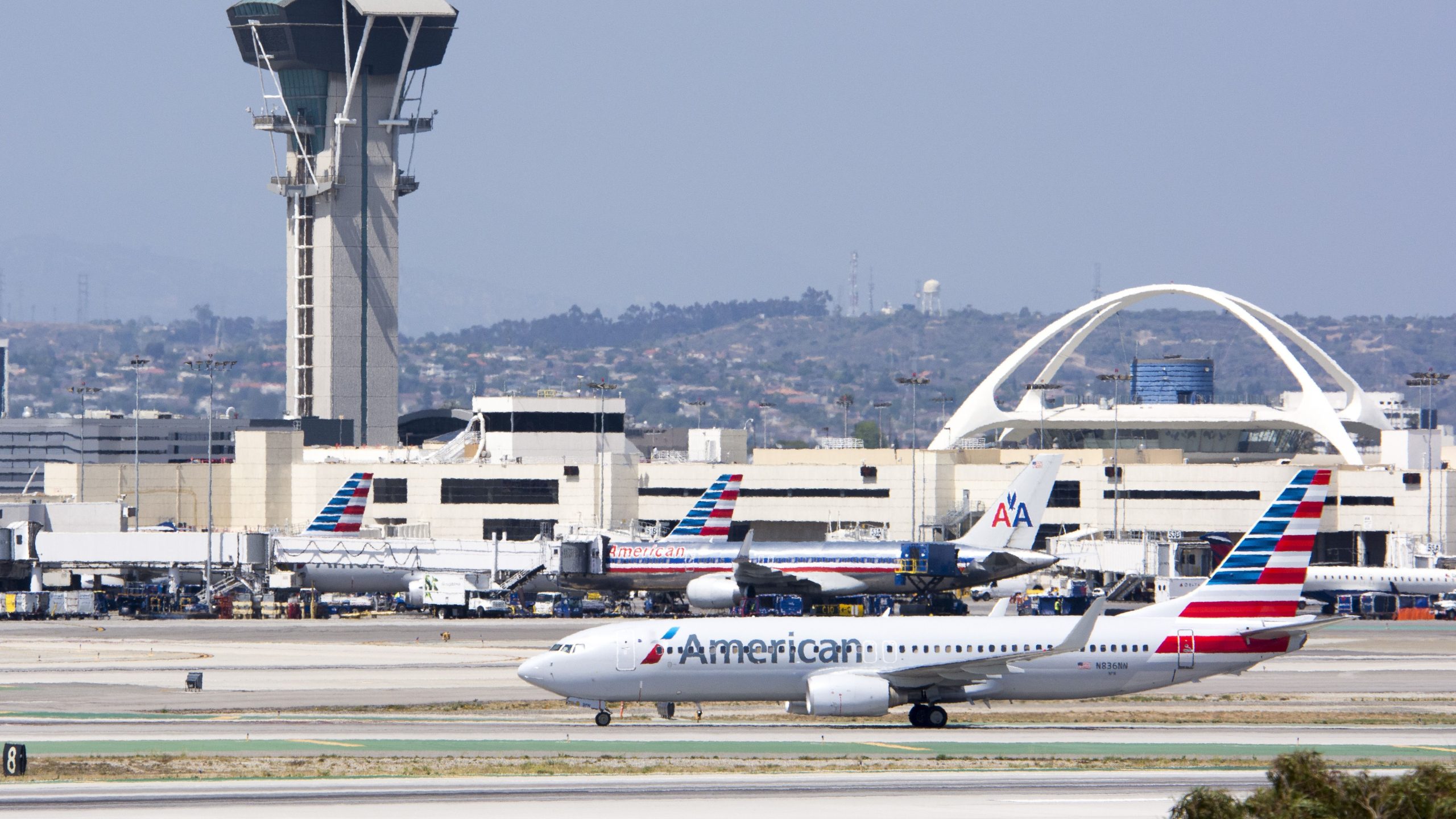 忙しい空港：7月4日の週末の乗客数が2023年と比較される方法