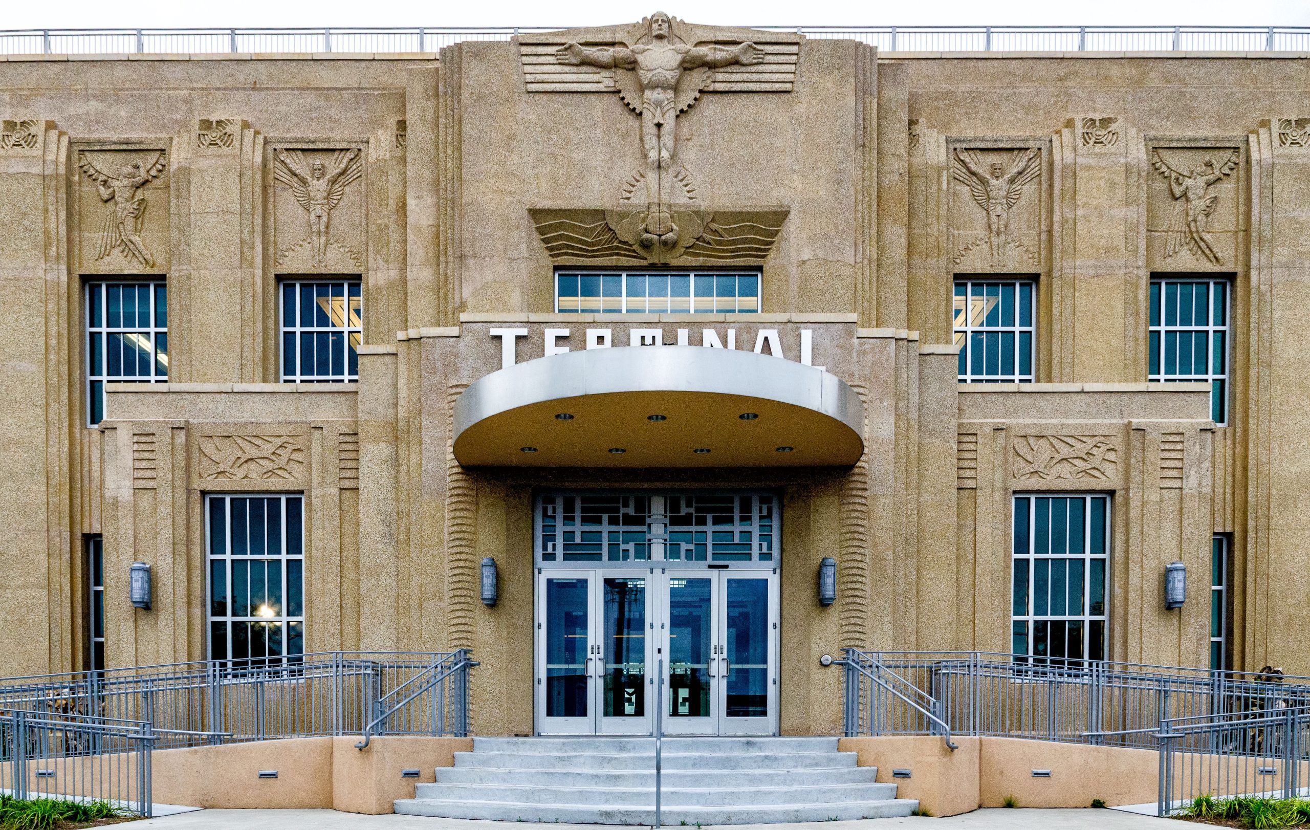 テイラー・スウィフトと他のセレブスは、スーパーボウルウィーク中にルイ・アームストロング・ニューオーリンズ国際空港を避けました