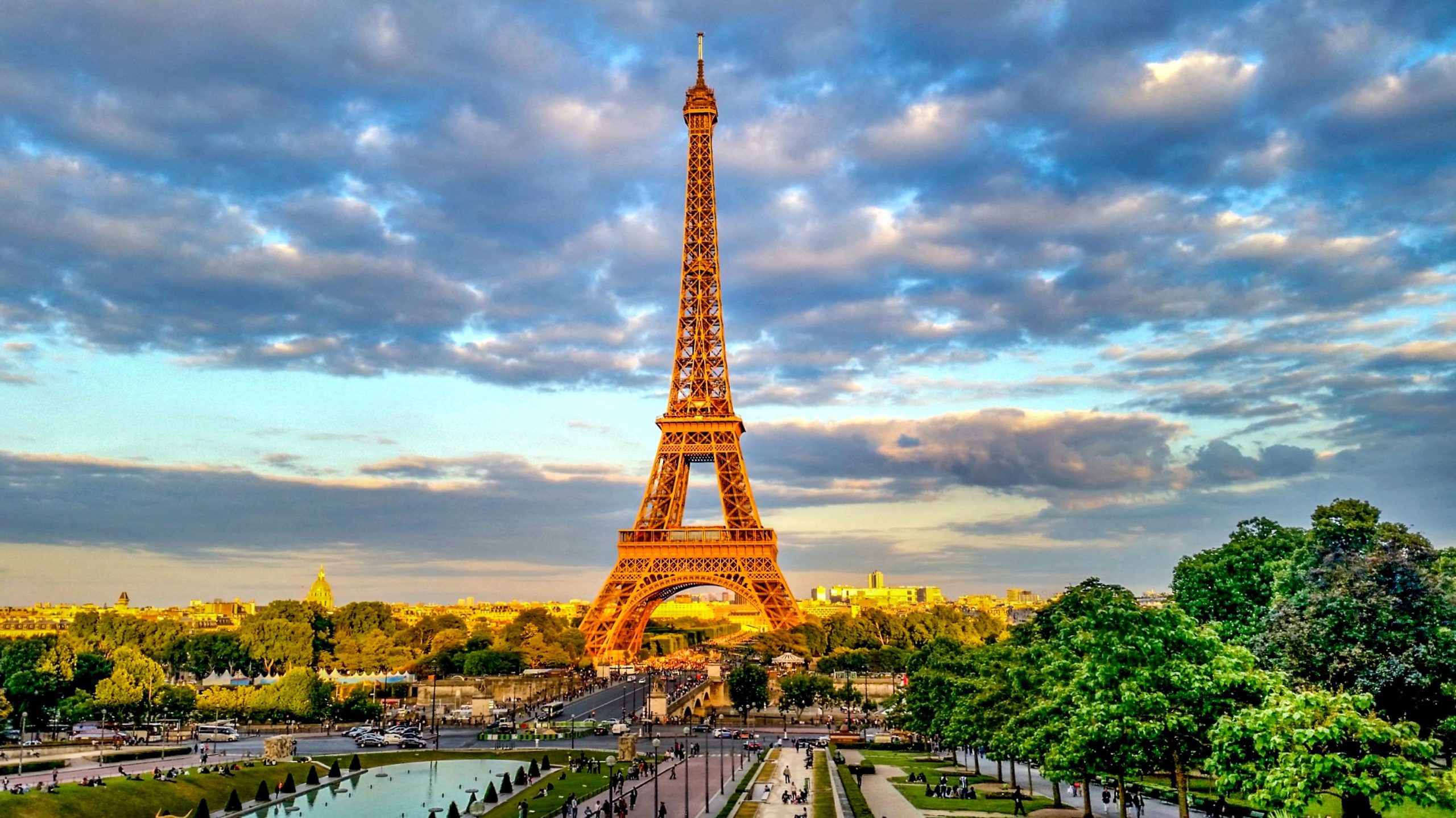 パリは156年後に女性に対する主要な歴史的災難を修正しています