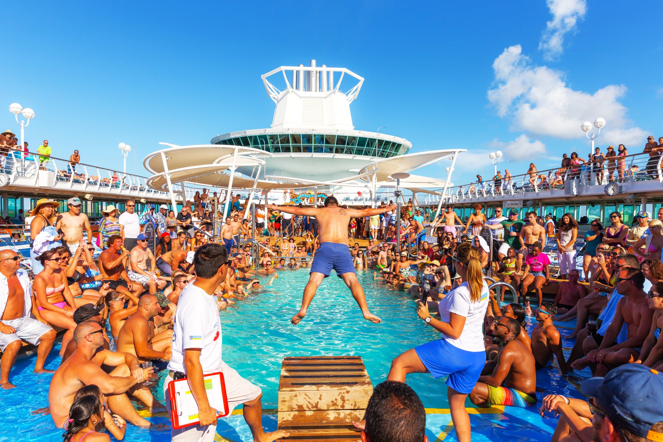 ロイヤルカリビアンクルーズの「暴力的な」酔っ払った乗客が疑問を提起します：船上の酒は制限されるべきですか？