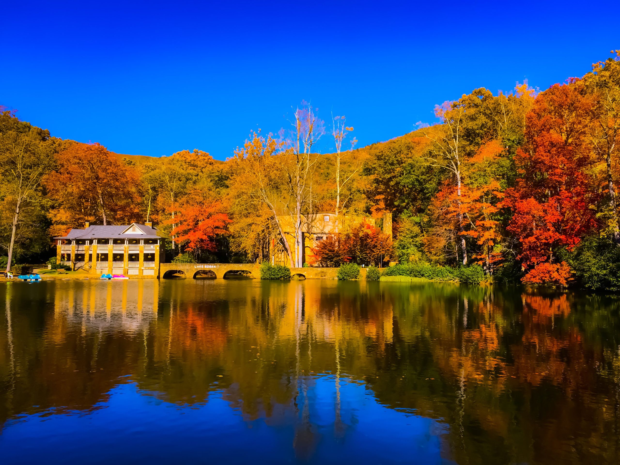 秋の週末旅行のためのブラックマウンテンの7つの最高の町