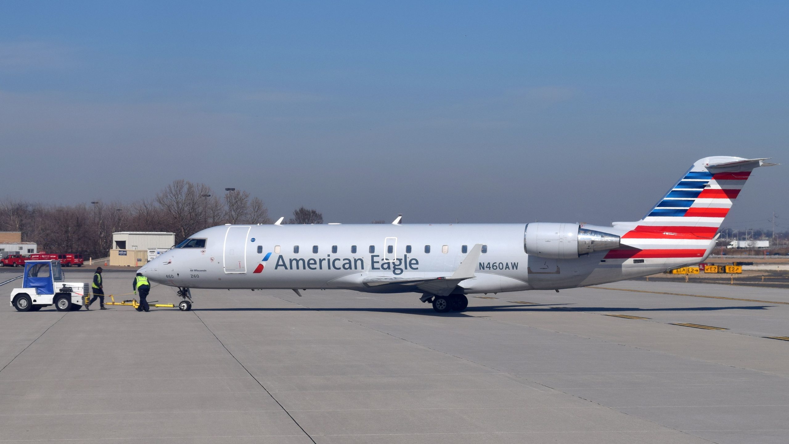 タグがシカゴのアメリカンイーグルCRJ200と衝突した後に重傷を負った男