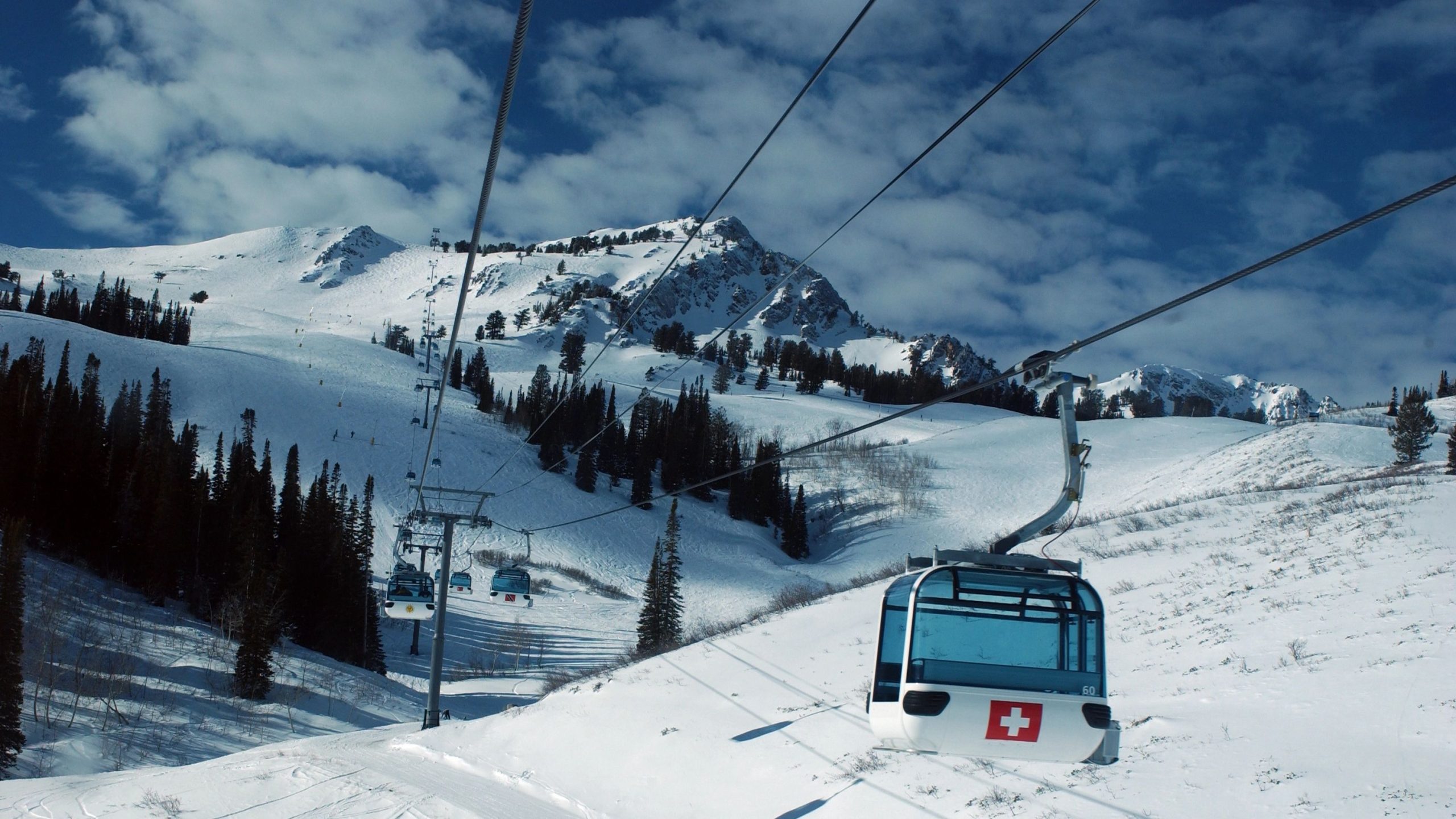 ユタ州を横断する雪崩警告スキーヤーは斜面から離れてスキーヤー