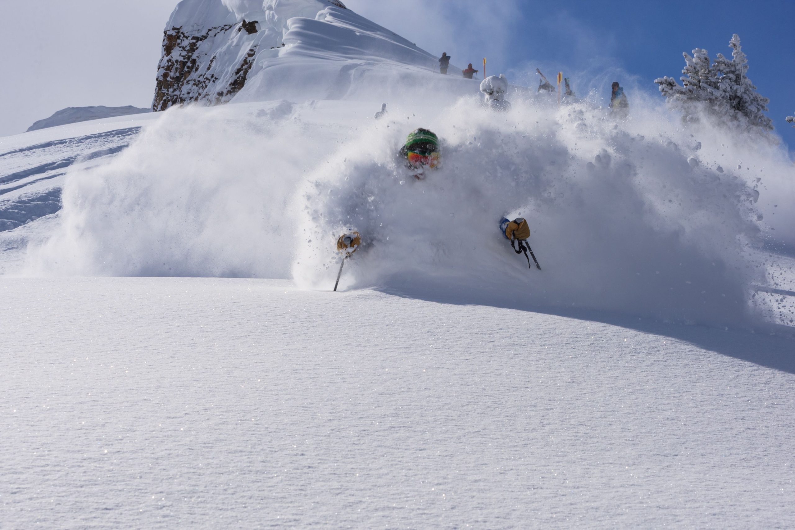 スキーヤーはグランドティトン国立公園の近くのワイオミングの裏地で雪崩を引き起こします：1埋葬された生きたところ、1人は負傷しました