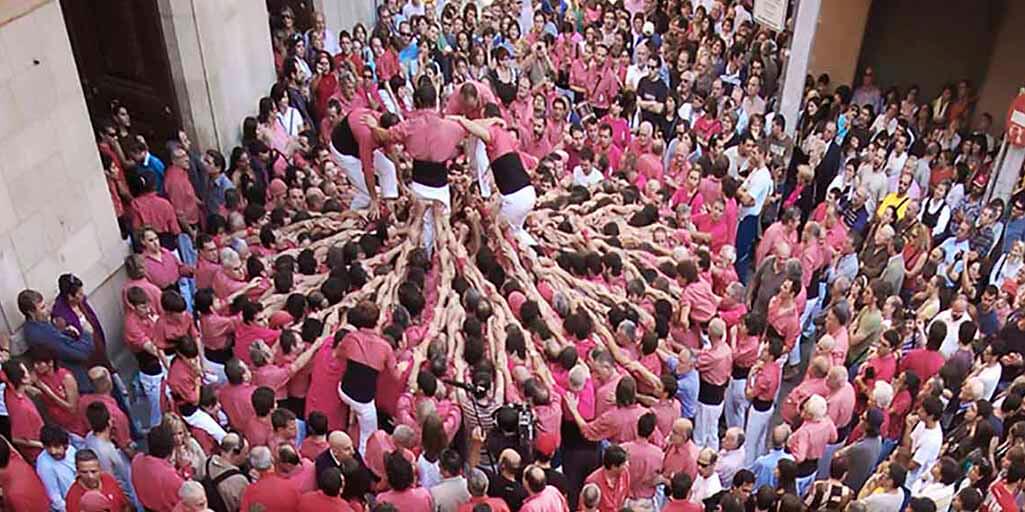 バルセロナのスペインカタロニアの高層ビルは、通常、傍観者に立つために1人で、突然、カステラー（城メーカー）の一人になります。何がうまくいかないのでしょうか？