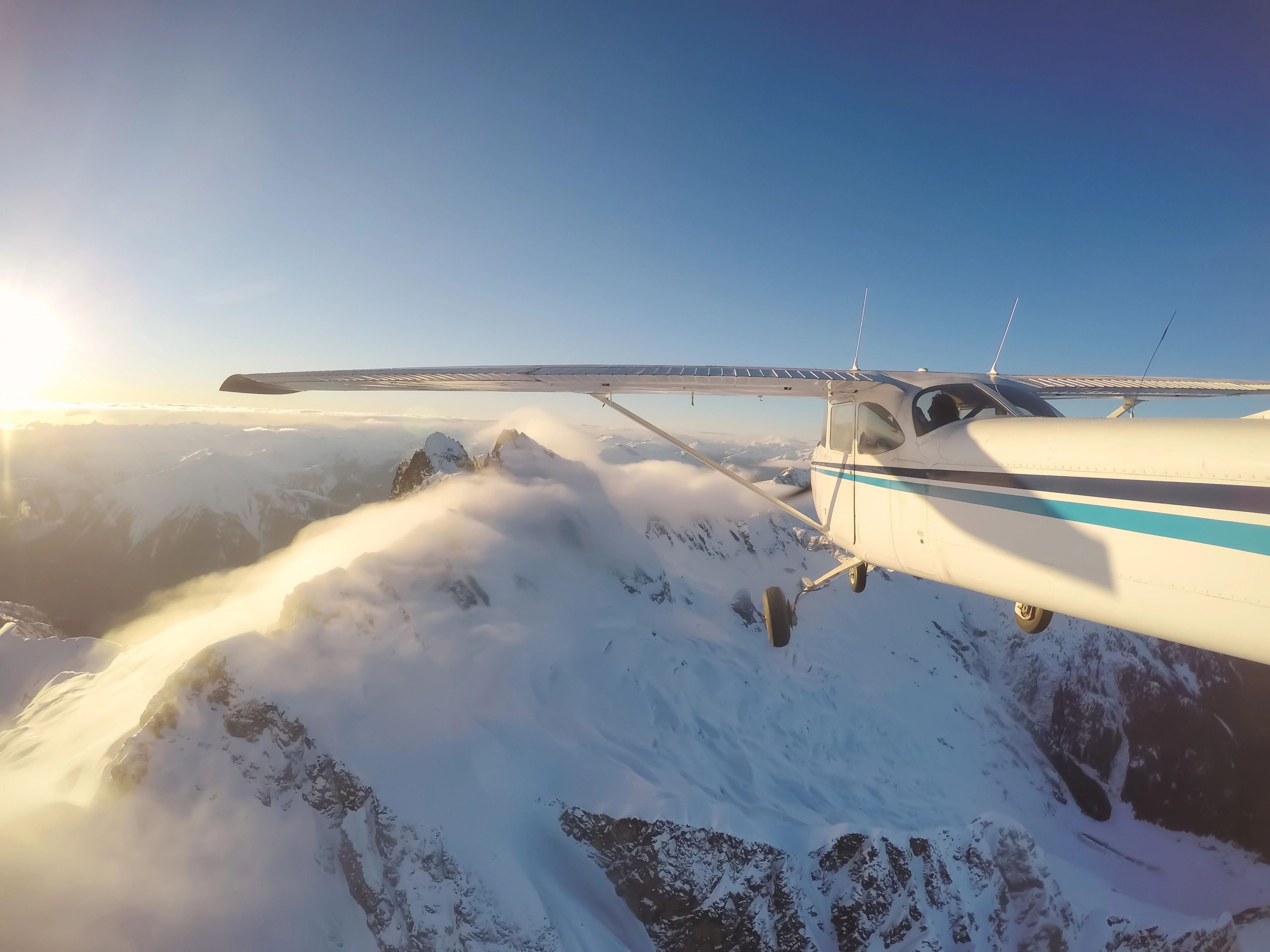 バーモント：小さな飛行機が山に衝突し、3人が雪の毛布がcrash落した後、軽傷を負います