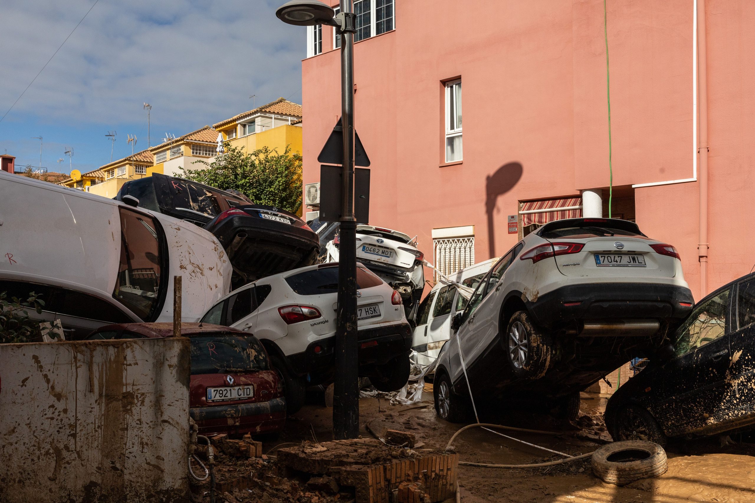 スペインの洪水の更新：95人の死亡が確認され、大量救助の努力が進行中にまだ行方不明になっていることが確認されました