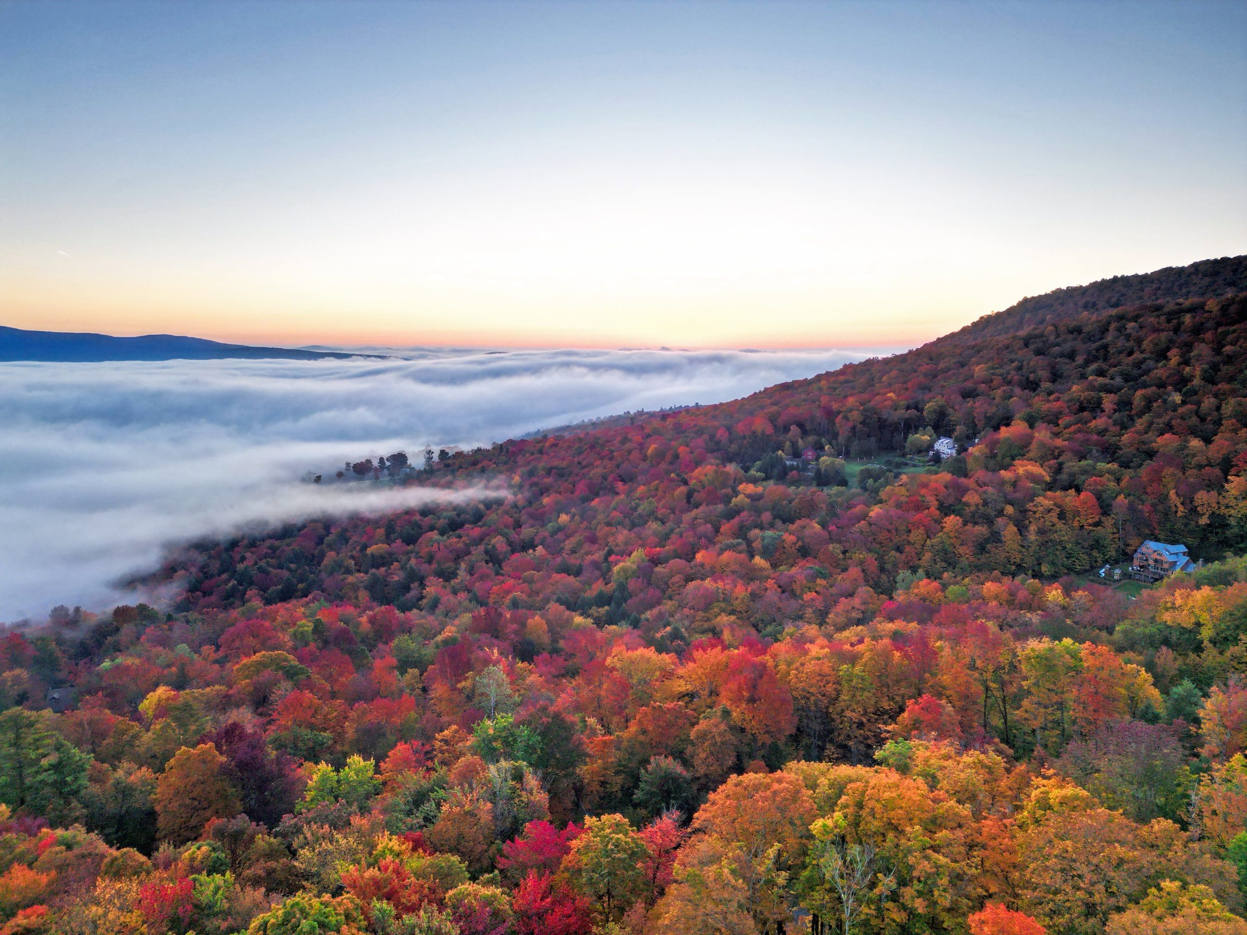 このバーモントの町は、群衆のいないストウの雰囲気を与えます