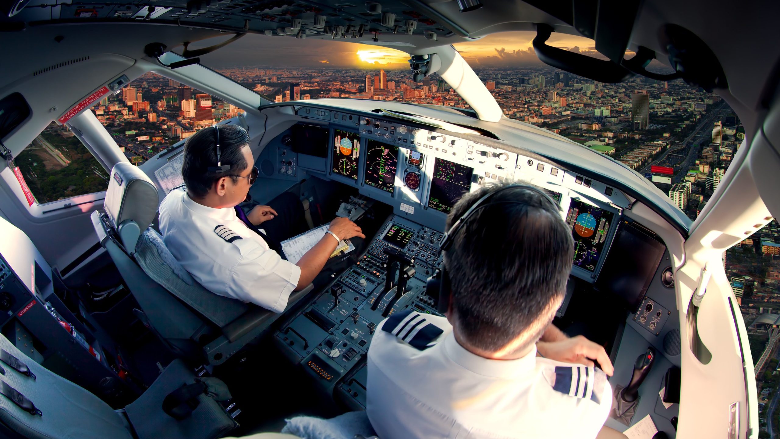 パイロットは商業航空会社のためにどのくらい飛行しますか？