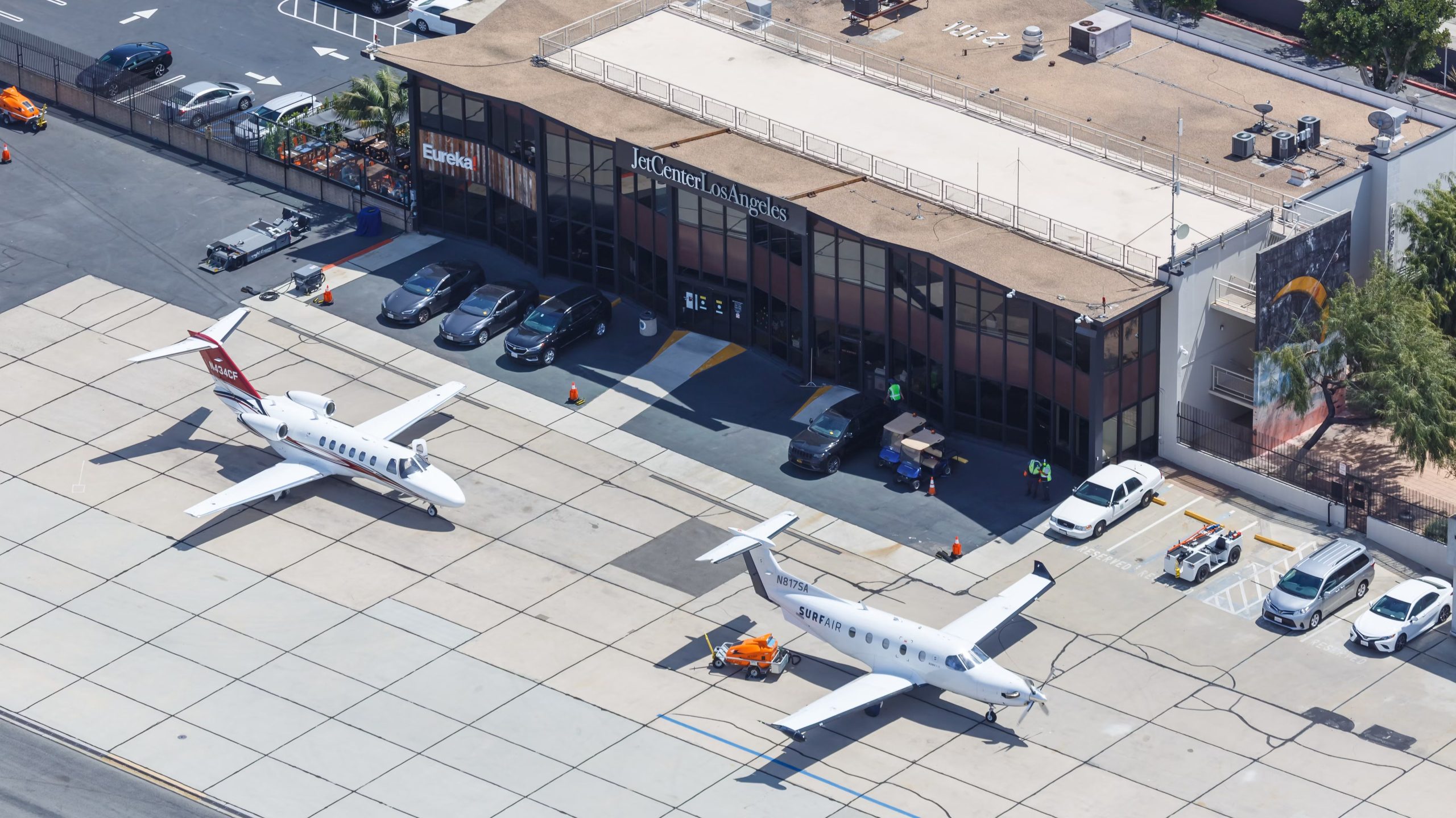 Pilatus PC-12は、フランスのアルプスで滑走路から滑り落ちた後、翼を失います