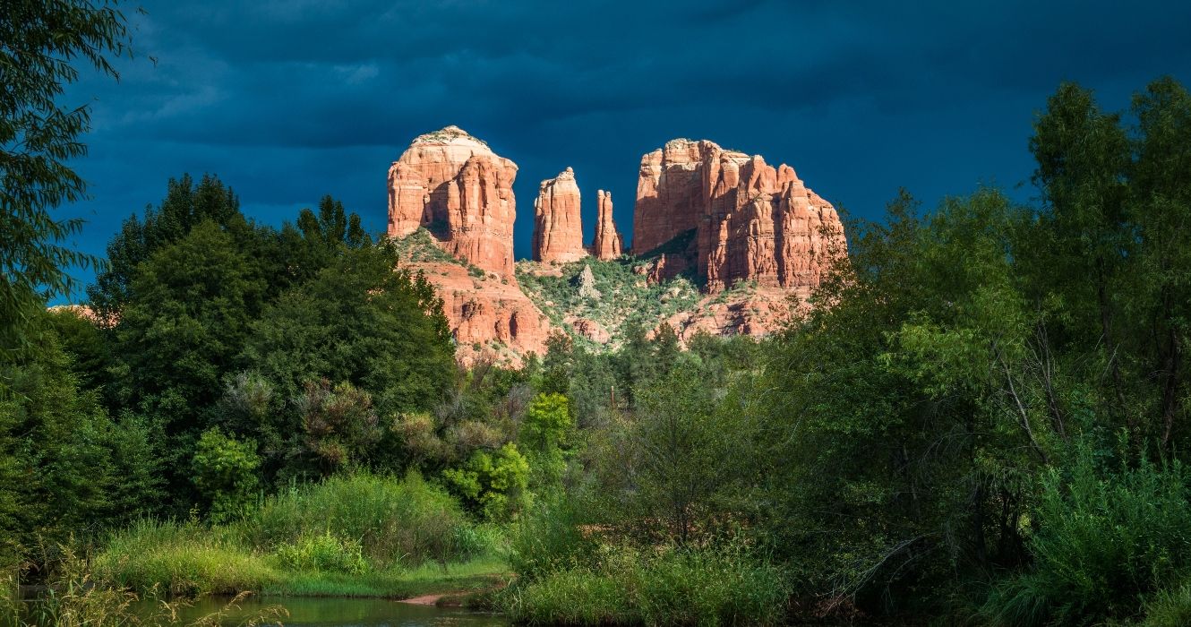 この風光明媚なアリゾナトレイルは、グランドキャニオンの景色を望む3マイル未満です