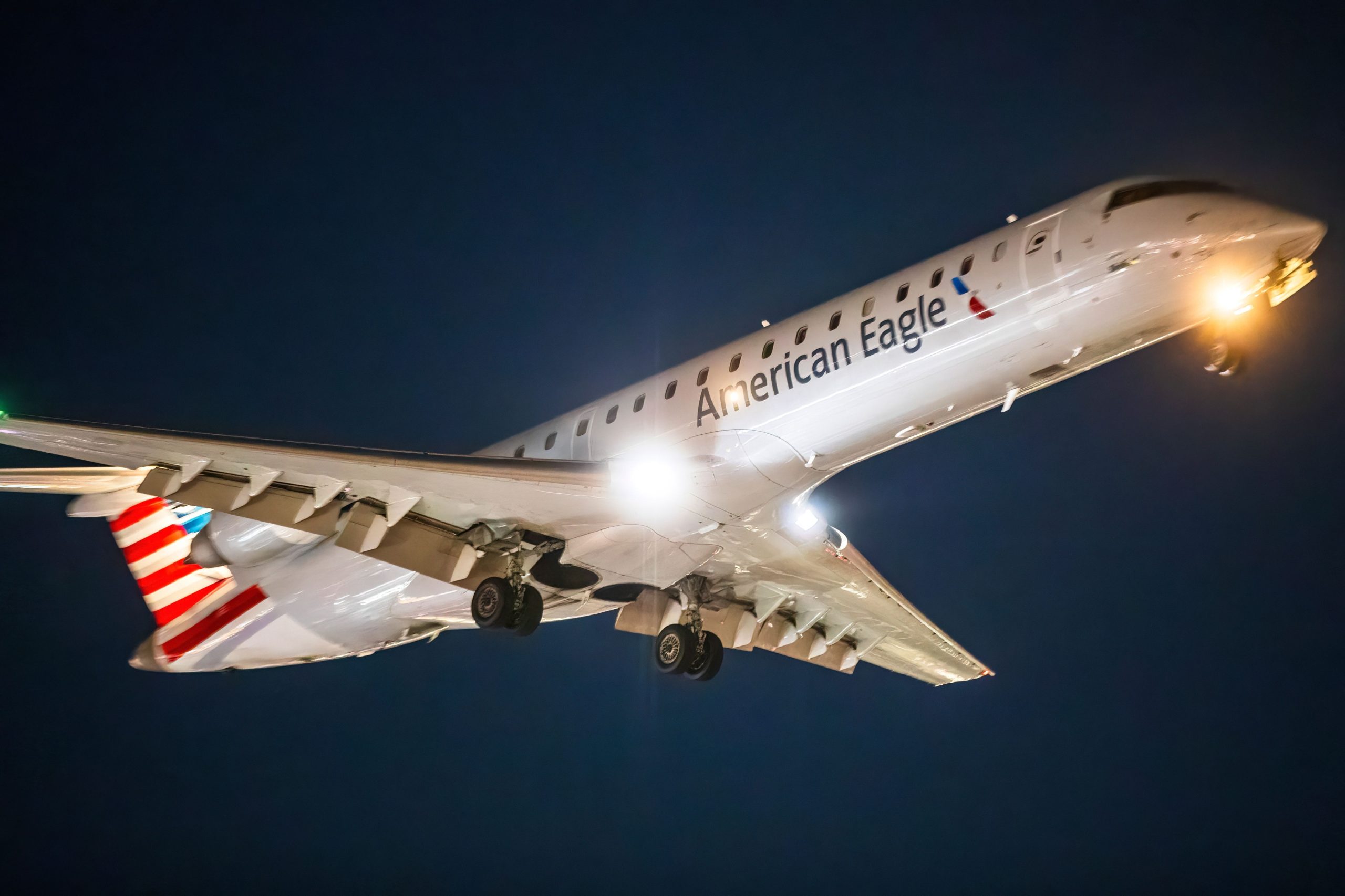 マイアミに縛られたアメリカン航空のフライトに乗っている乗客は、暴力的で「所有している」男性の乗客を抑えた後、ヒーローとして歓迎されました