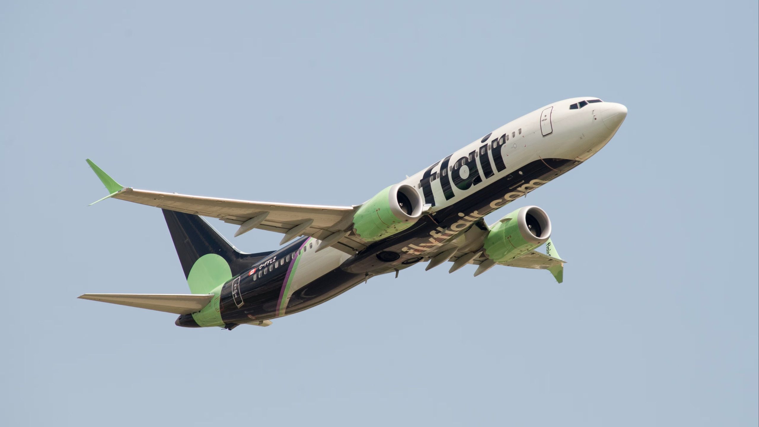 フレア航空ボーイング737マックス8コックピット窓が鳥の攻撃後に粉砕されます