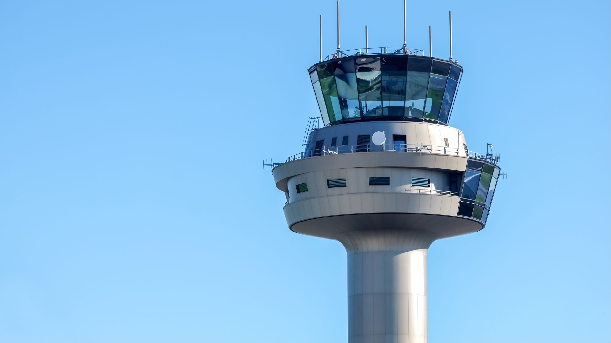 JetBlueは、FAAがNewark AirspaceをフィラデルフィアTraconに移動するため、ATCの遅延を警告しています