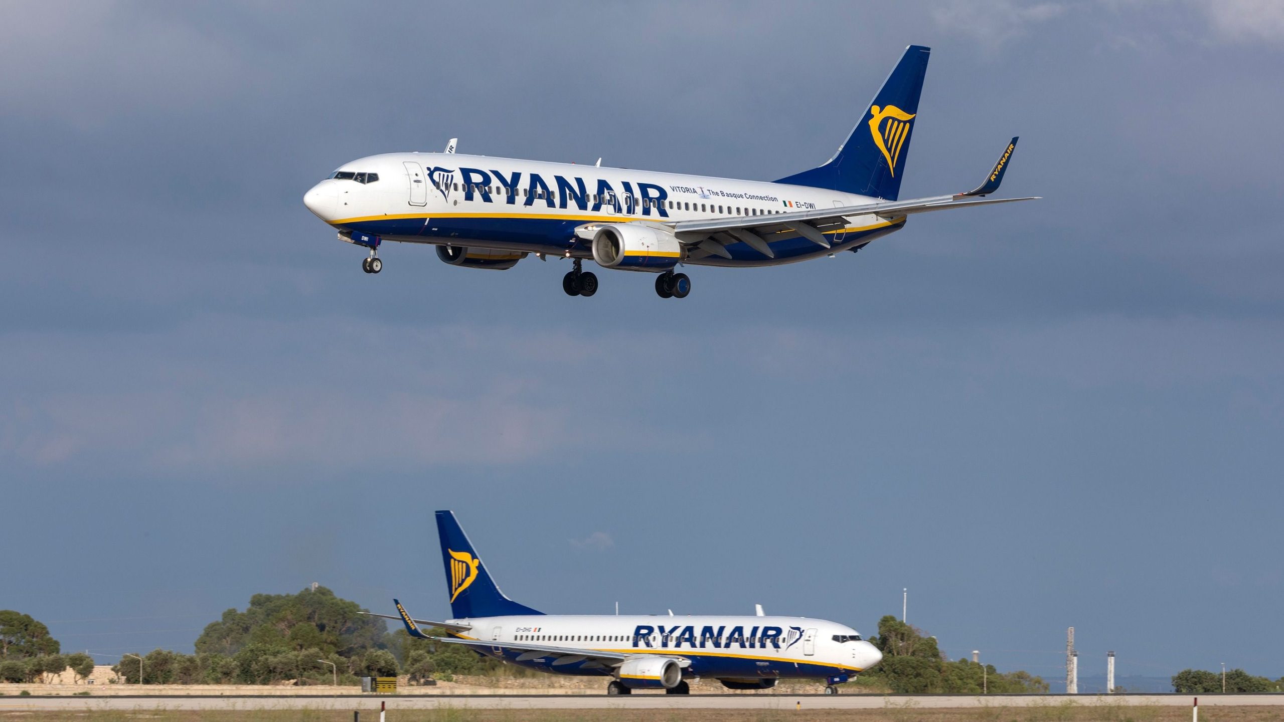 裁判所は、子供や障害のある旅行者の隣に座っているために追加料金を請求するライアンエアの禁止を支持します