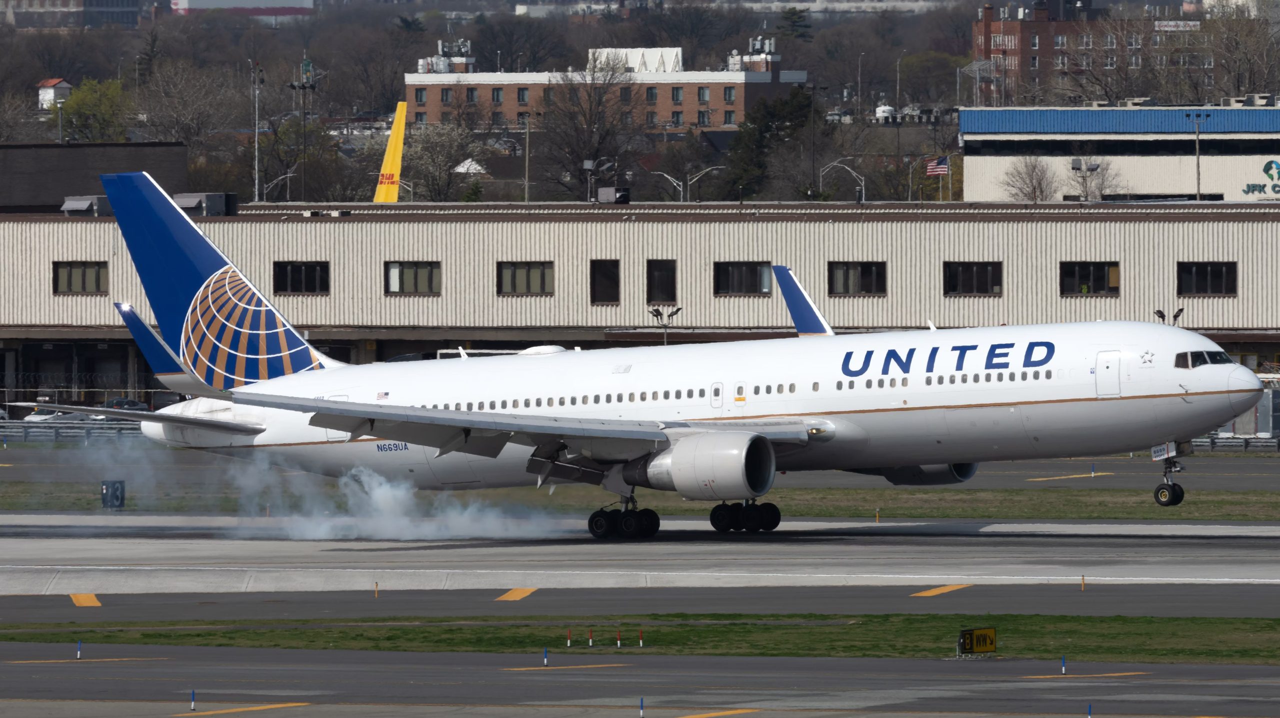 なぜ航空機が最初に後輪に着地するのか