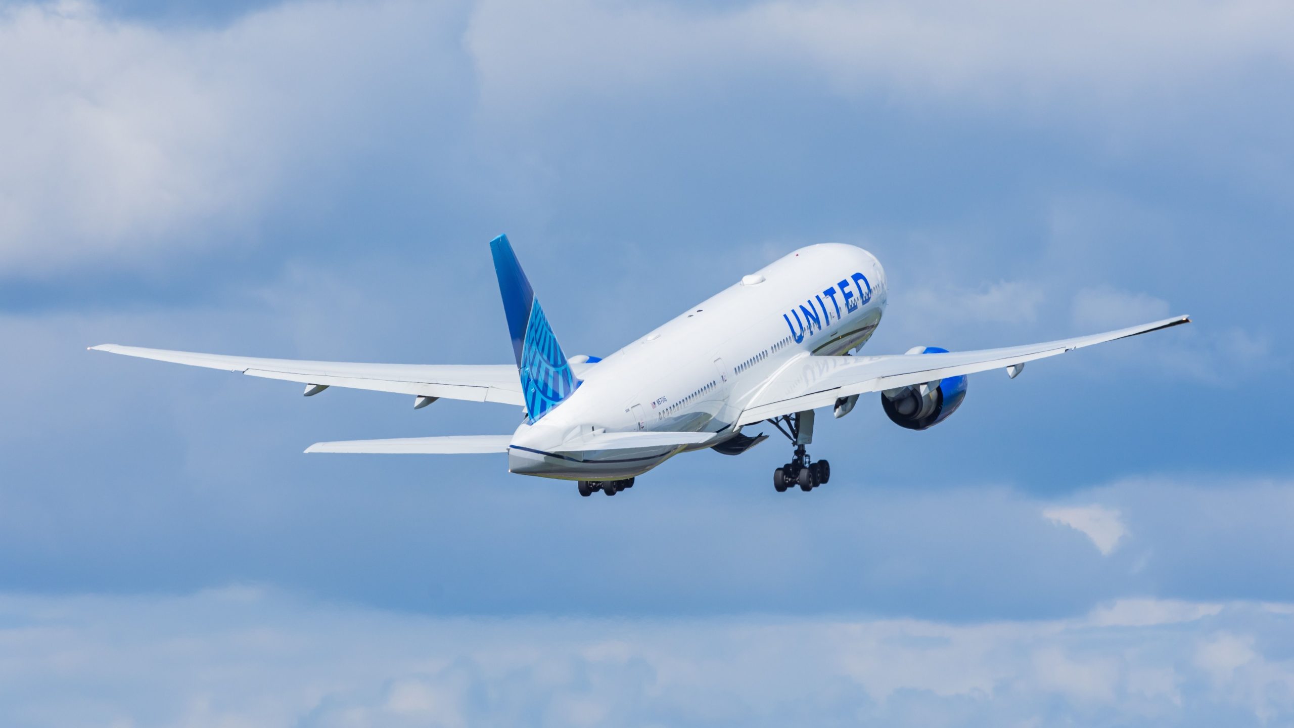 ユナイテッド航空のボーイング777-200アムステルダムからニューアークへのフライトは、パイロットが心臓の痛みに苦しんだ後、アイスランドをUターンします