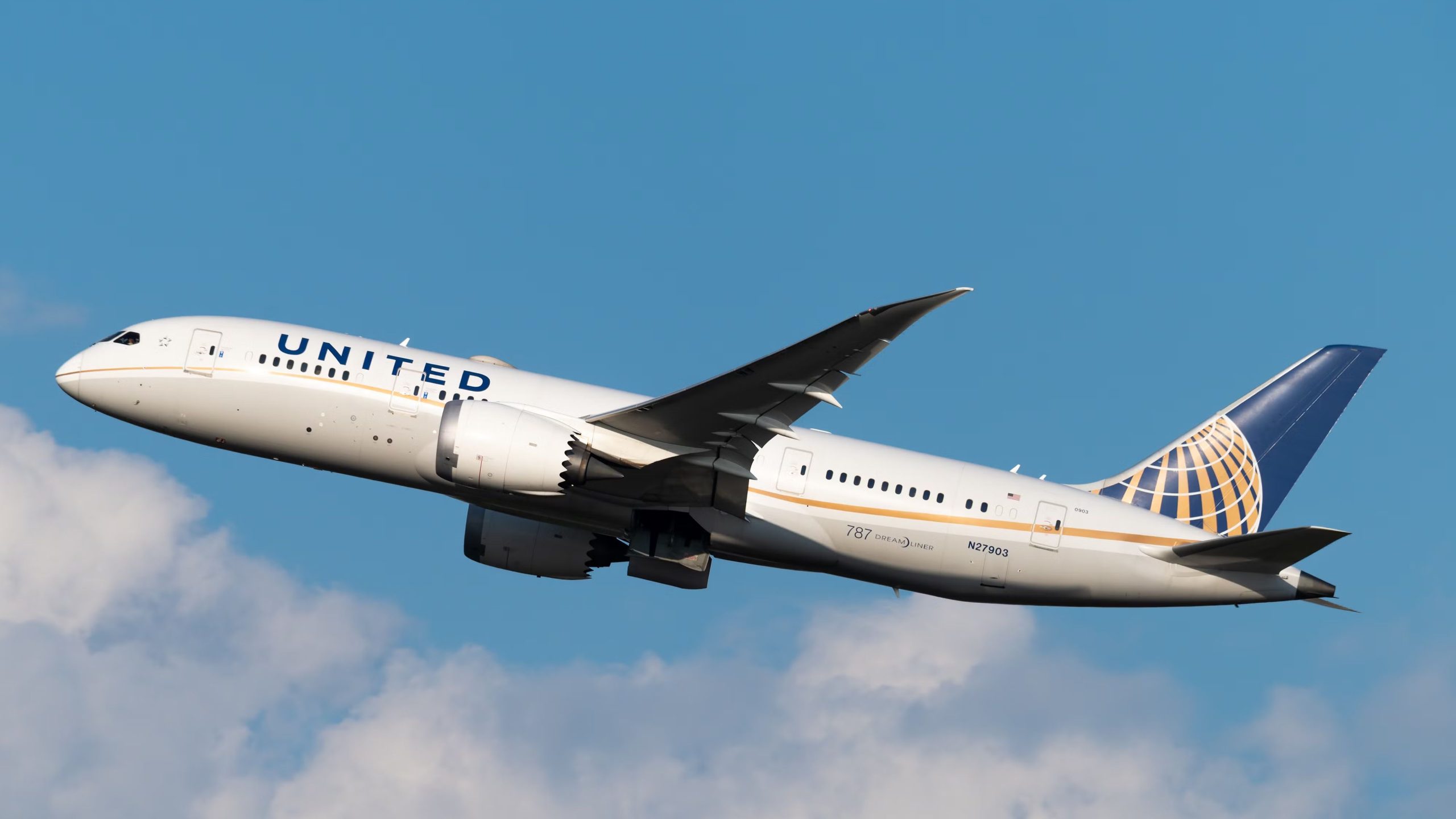 ユナイテッド航空のボーイング787のラゴスからのフライトが急激な高度の低下後に負傷した6