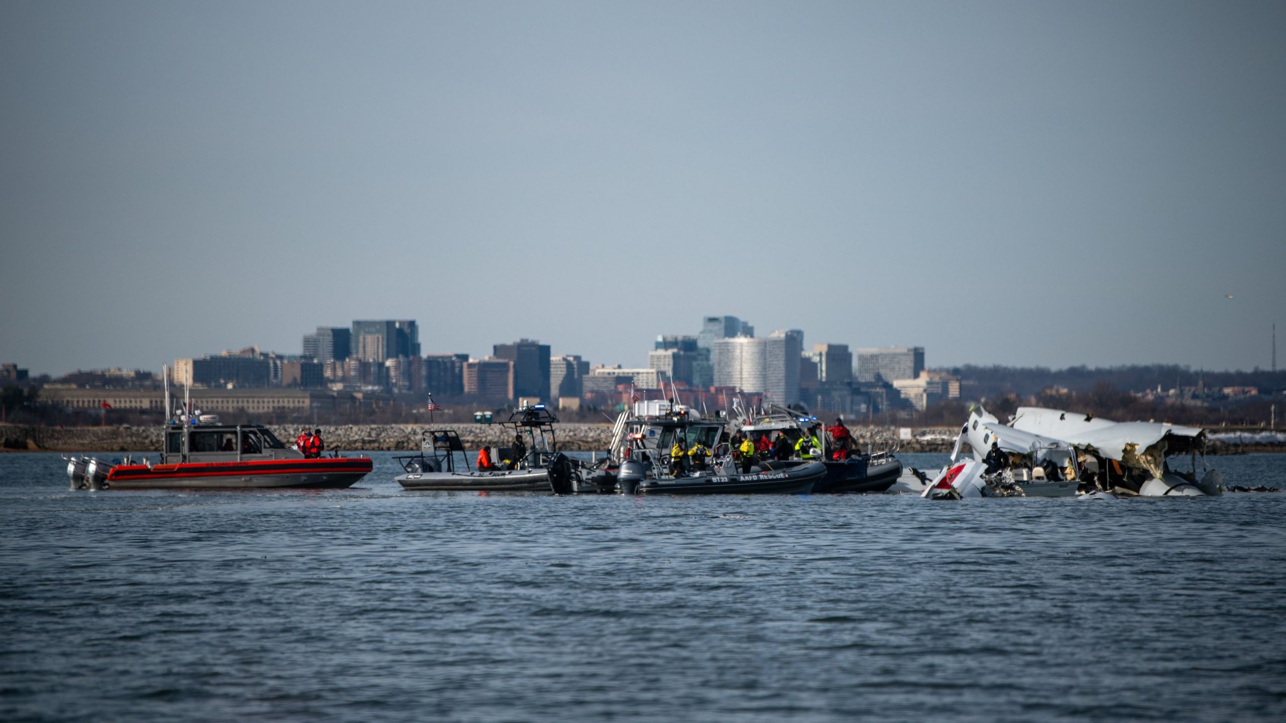 USDOT秘書はアメリカのイーグルクラッシュの犠牲者の家族と出会う調査で「透明性」を約束します
