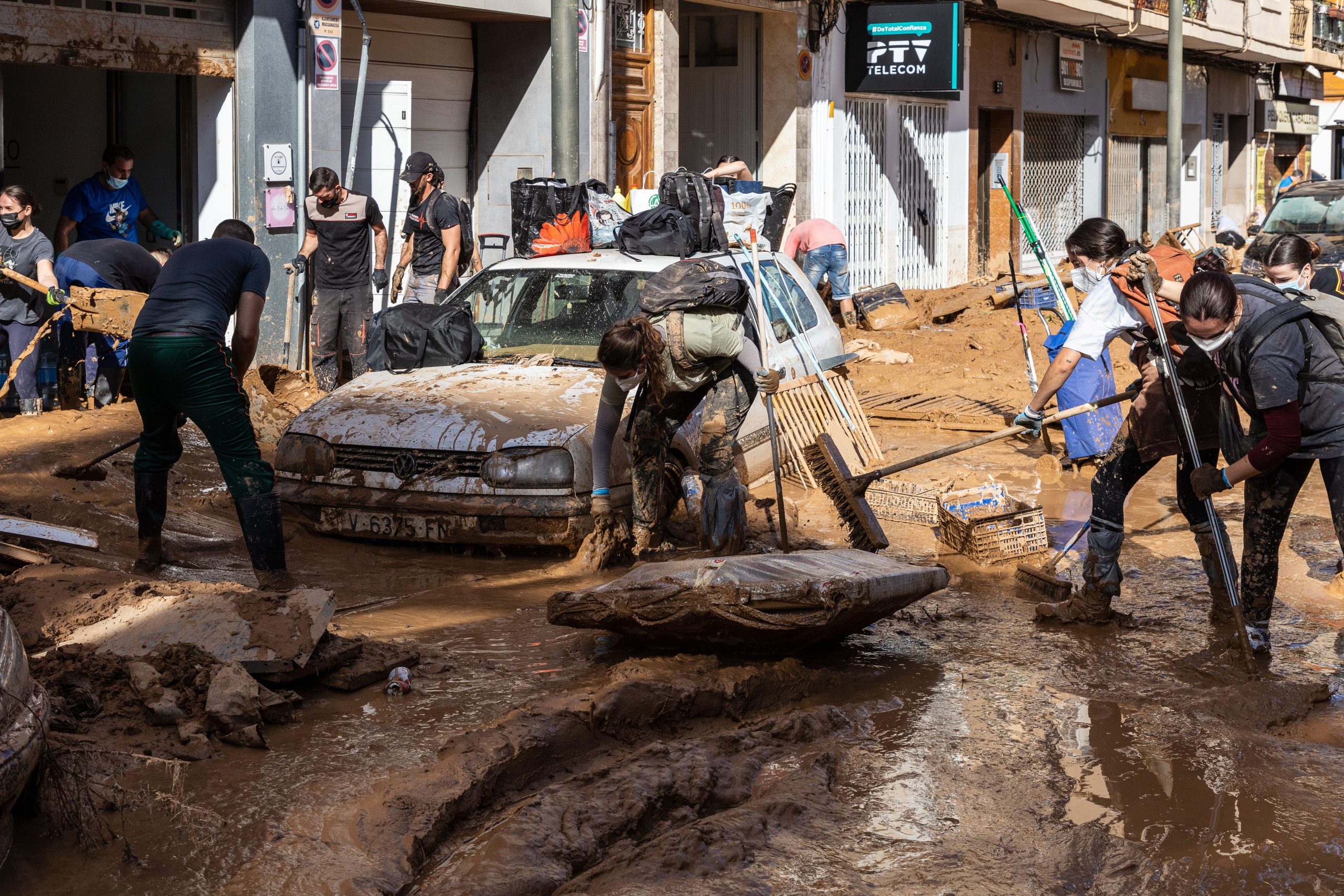 スペインの役人は、非常に汚染された泥のために旅行者に深刻な健康リスクを警告しています