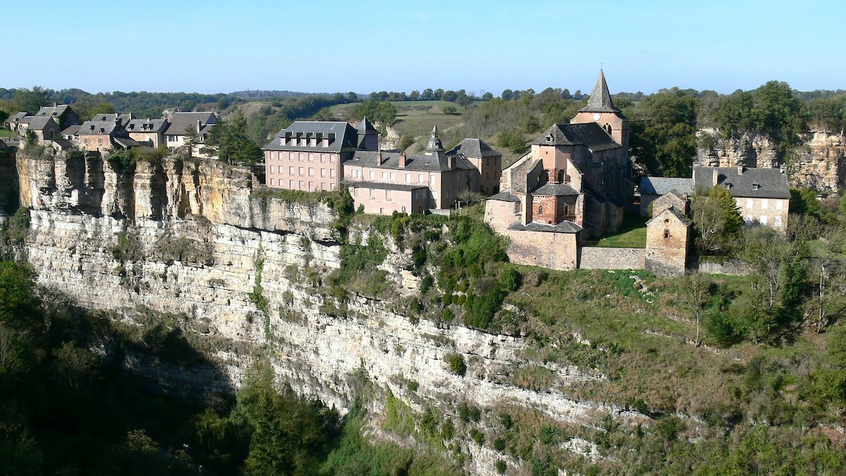 フランス、ボゾールズ：巨大で神秘的な穴の周りに建てられた町を探索する