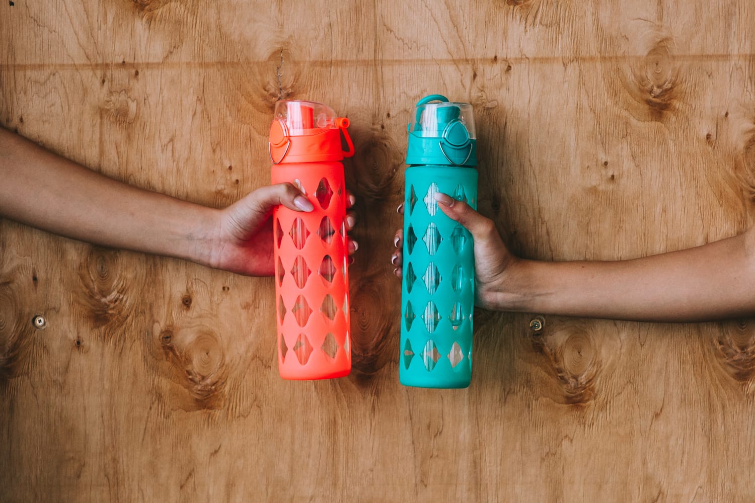 水分補給を維持するのに役立つ10個の最高の旅行水ボトル