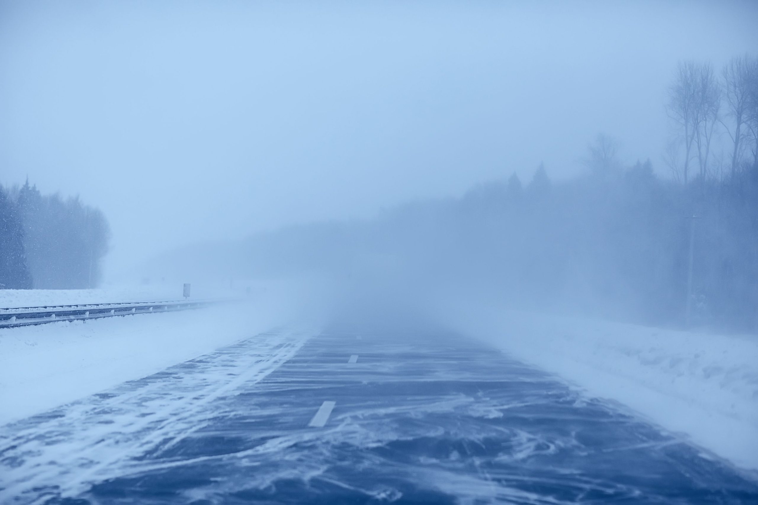 英国のハンマーに強力な北極圏の雪の爆弾としての主要な旅行の混乱、新年のために7日間の雪と氷を解き放ちます