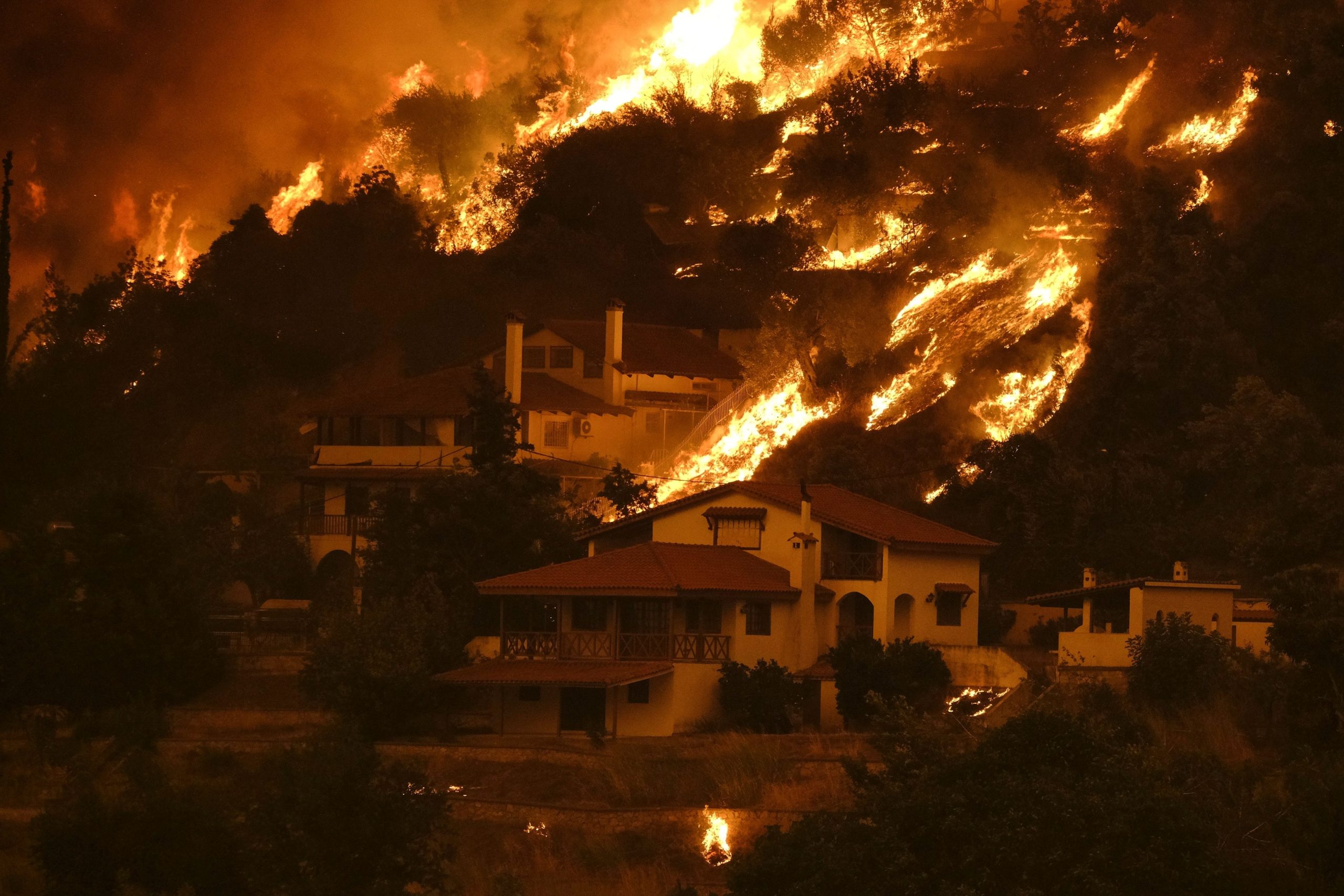 ギリシャの夏の山火事は10月に向かっているのでまだ激怒しており、一晩2人を殺します