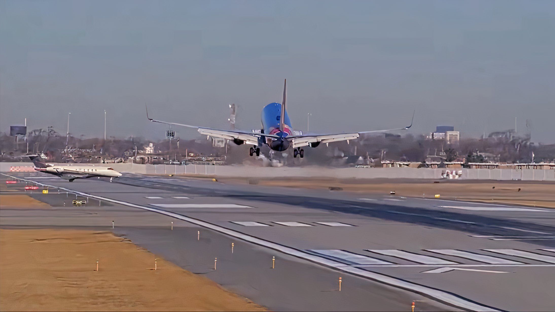 サウスウェスト航空ボーイング737-800はシカゴのプライベートジェットとほぼ衝突します