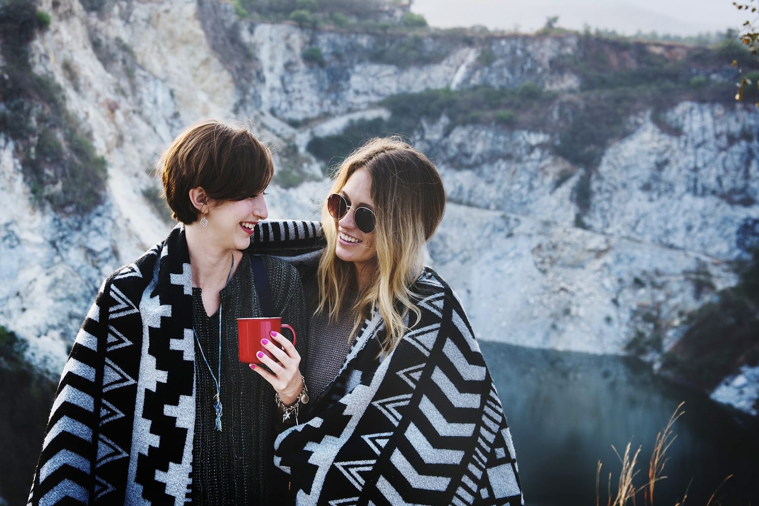 外出中にあなたを暖かく保つための10の最高の旅行毛布