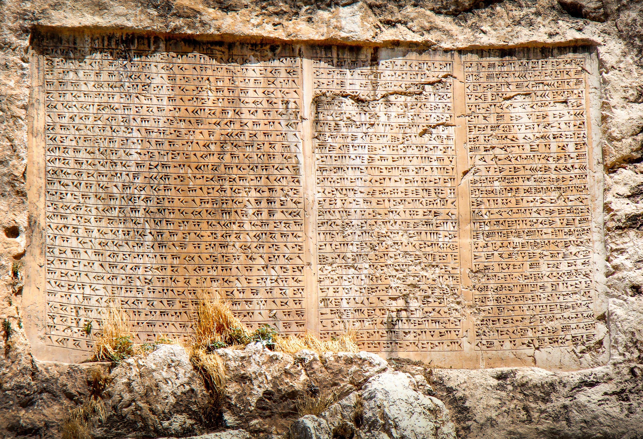 ジョージアでは、未知の言語でマークされた神秘的な石のタブレットが発見されました