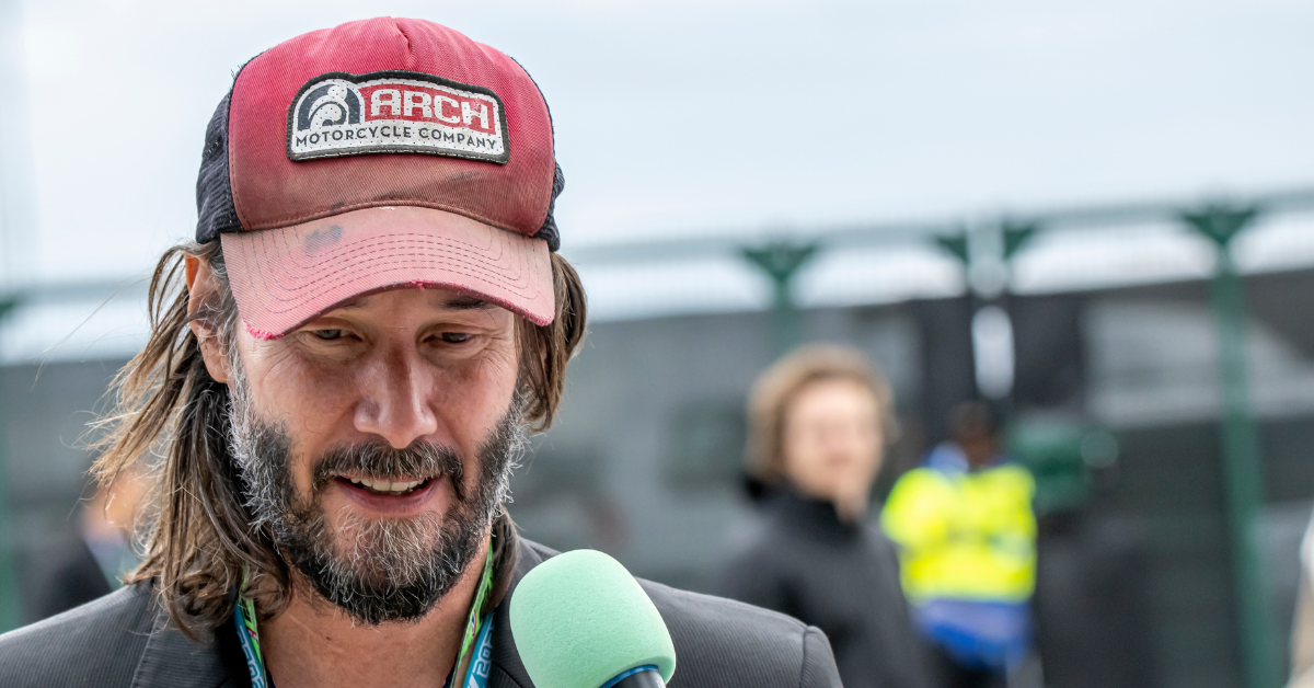 キアヌ・リーブスは、カプリへの旅行中に彼がAリスト治療を必要としないことを再び証明しました