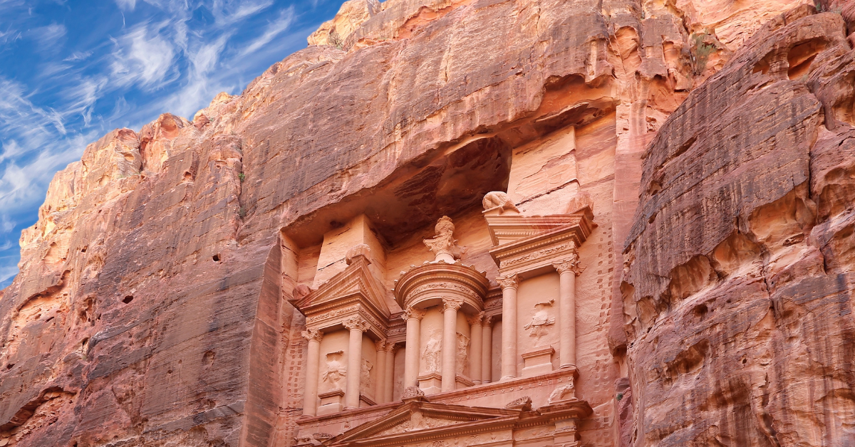 ヨルダンのペトラに12のスケルトンがある秘密の地下墓の映像が表示されようとしています