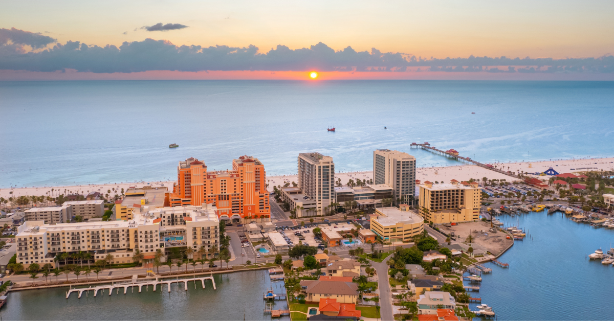 Tiktoker Allie Raeは、彼女のペントハウスの12階でハリケーンミルトンに対する恐ろしい経験を記録しました