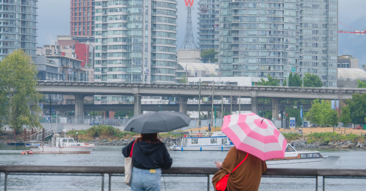 Xショーバンクーバーのビデオは、大雨のために完全に認識できない水中に見えます